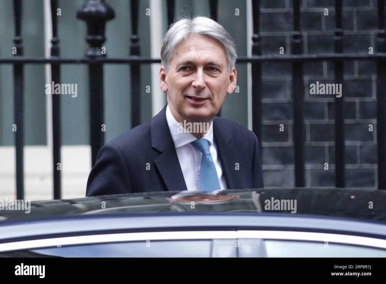 (190313) -- LONDRA, 13 marzo 2019 (Xinhua) -- il Cancelliere britannico dello Scacchiere Philip Hammond lascia 11 Downing Street per presentare la sua dichiarazione di primavera al Parlamento, a Londra, in Gran Bretagna, 13 marzo 2019. (Xinhua/Joe Newman) BRITAIN-LONDON-SPRING STATEMENT PUBLICATIONxNOTxINxCHN Foto Stock