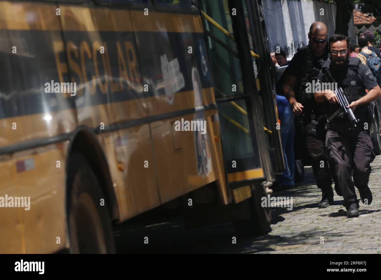 (190313) -- SUZANO (BRASILE), 13 marzo 2019 -- i poliziotti arrivano alla scuola dove si è verificata una sparatoria nella città di Suzano nella regione metropolitana di San Paolo, Brasile, 13 marzo 2019. Almeno dieci persone sono state uccise e 23 feriti mercoledì in una sparatoria scolastica a San Paolo, in Brasile, hanno detto i vigili del fuoco locali. ) BRASILE-SAN PAOLO-SUZANO-SCUOLA DI TIRO RAHELXPATRASSO PUBLICATIONXNOTXINXCHN Foto Stock