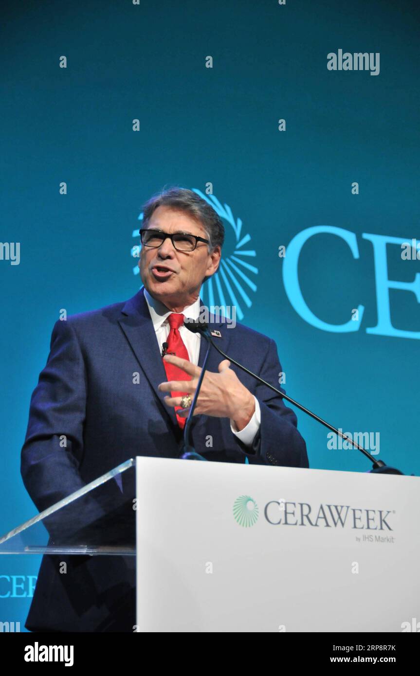(190314) -- HOUSTON, 14 marzo 2019 (Xinhua) -- il segretario all'energia Rick Perry tiene un discorso al CERAWeek di Houston, Texas, Stati Uniti, il 13 marzo 2019. La 38a settimana CERAWeek, che ha avuto inizio lunedì, è un incontro annuale sull'energia tenuto dalla società di informazione londinese IHS Markit con la partecipazione di importanti relatori provenienti dai settori energetico, tecnologico e finanziario. All'incontro di quest'anno hanno partecipato oltre 4.500 ospiti provenienti da oltre 70 paesi e regioni. (Xinhua/Liu Liwei) U.S.-HOUSTON-CERAWEEK-PERRY PUBLICATIONxNOTxINxCHN Foto Stock