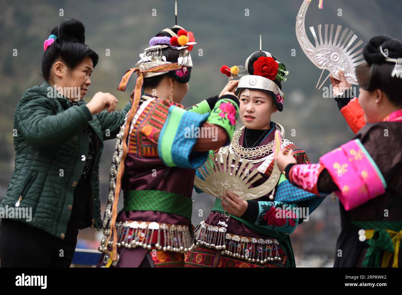 (190316) -- DANZHAI, 16 marzo 2019 (Xinhua) -- le ragazze del gruppo etnico Miao si vestono durante la celebrazione annuale del Fangu Drumming Festival, al villaggio di Qingjiang, nella contea di Danzhai, nella provincia di Guizhou della Cina sud-occidentale, 16 marzo 2019. Il Fangu Drumming Festival, un tradizionale festival locale con una storia di quasi 600 anni, offre balli con tamburi di legno, combattimento con tori, canti d'amore antifonali e altre forme d'arte popolare tradizionali. (Xinhua/Yang Wenbin) CHINA-GUIZHOU-ETNICO MIAO-FANGU FESTIVAL-DUMMING CELEBRATION(CN) PUBLICATIONxNOTxINxCHN Foto Stock