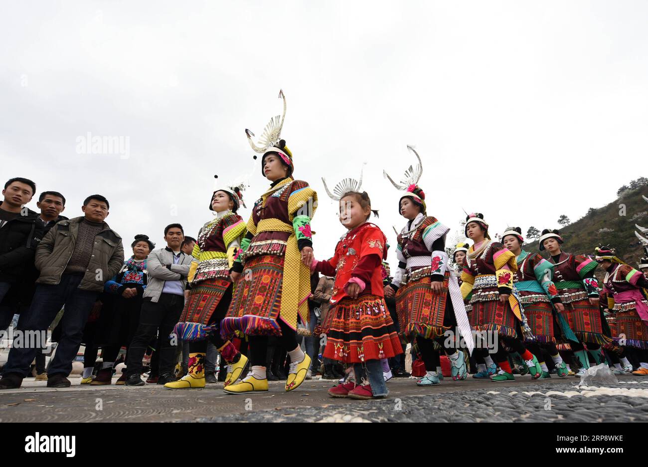 (190316) -- DANZHAI, 16 marzo 2019 (Xinhua) -- le ragazze del gruppo etnico Miao ballano al ritmo del tamburo di legno battendo, durante la celebrazione annuale del Fangu Drumming Festival, al villaggio di Qingjiang, nella contea di Danzhai, nella provincia di Guizhou della Cina sud-occidentale, 16 marzo 2019. Il Fangu Drumming Festival, un tradizionale festival locale con una storia di quasi 600 anni, offre balli con tamburi di legno, combattimento con tori, canti d'amore antifonali e altre forme d'arte popolare tradizionali. (Xinhua/Yang Wenbin) CHINA-GUIZHOU-ETNICO MIAO-FANGU FESTIVAL-DUMMING CELEBRATION(CN) PUBLICATIONxNOTxINxCHN Foto Stock