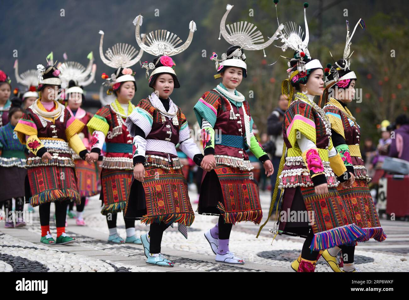(190316) -- DANZHAI, 16 marzo 2019 (Xinhua) -- le ragazze del gruppo etnico Miao ballano al ritmo del tamburo di legno battendo, durante la celebrazione annuale del Fangu Drumming Festival, al villaggio di Qingjiang, nella contea di Danzhai, nella provincia di Guizhou della Cina sud-occidentale, 16 marzo 2019. Il Fangu Drumming Festival, un tradizionale festival locale con una storia di quasi 600 anni, offre balli con tamburi di legno, combattimento con tori, canti d'amore antifonali e altre forme d'arte popolare tradizionali. (Xinhua/Yang Wenbin) CHINA-GUIZHOU-ETNICO MIAO-FANGU FESTIVAL-DUMMING CELEBRATION(CN) PUBLICATIONxNOTxINxCHN Foto Stock