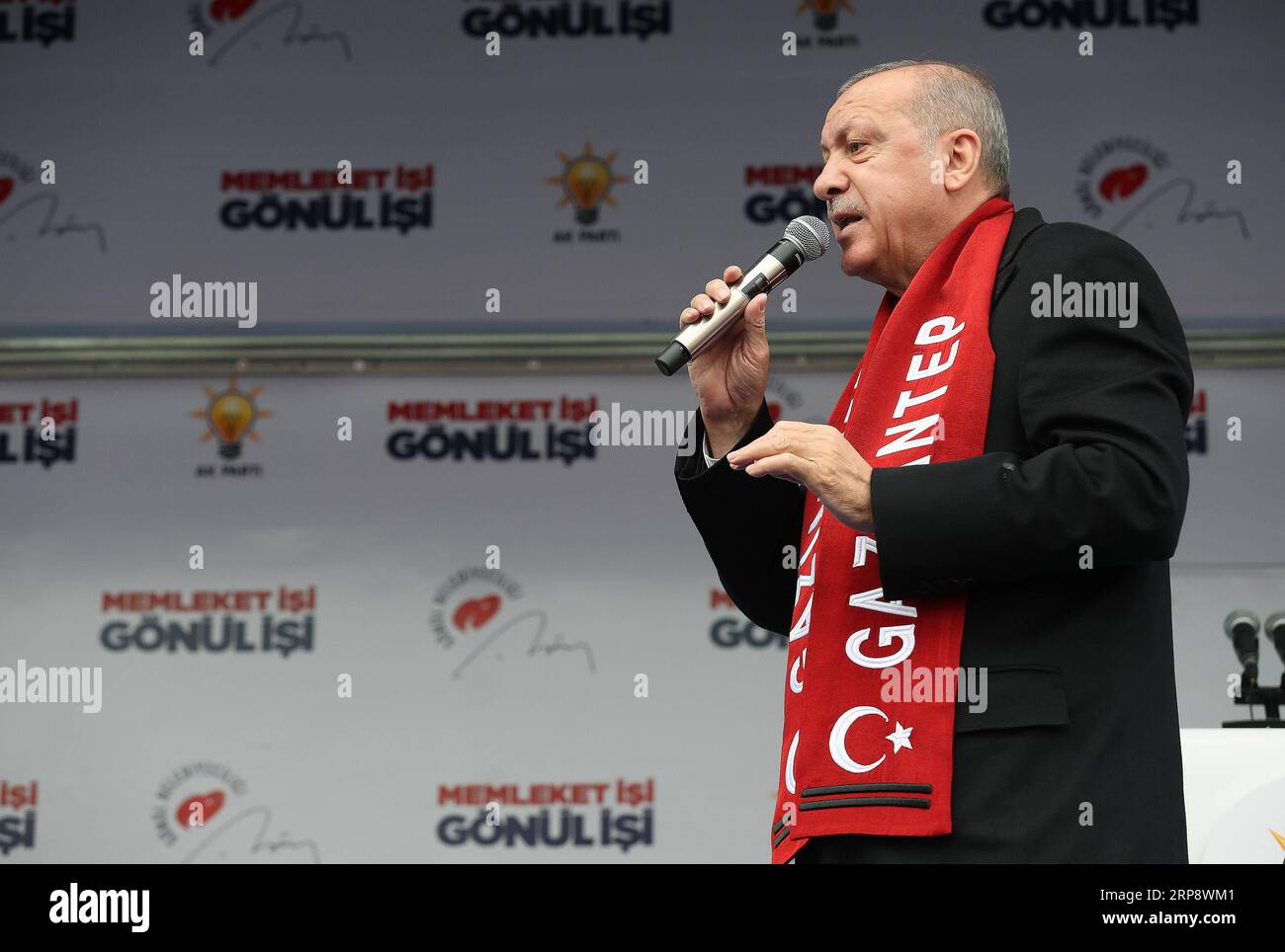 (190316) -- ANKARA, 16 marzo 2019 (Xinhua) -- il presidente turco Recep Tayyip Erdogan tiene un discorso in occasione di una manifestazione del partito turco per la giustizia e lo sviluppo (AKP) a Gaziantep, in Turchia, il 15 marzo 2019. Il presidente turco Recep Tayyip Erdogan ha condannato con forza gli attacchi di venerdì a due moschee nella città neozelandese di Christchurch. (Xinhua/Palazzo presidenziale turco) TURCHIA-GAZIANTEP-PRESIDENTE-DISCORSO-RALLY PUBLICATIONxNOTxINxCHN Foto Stock