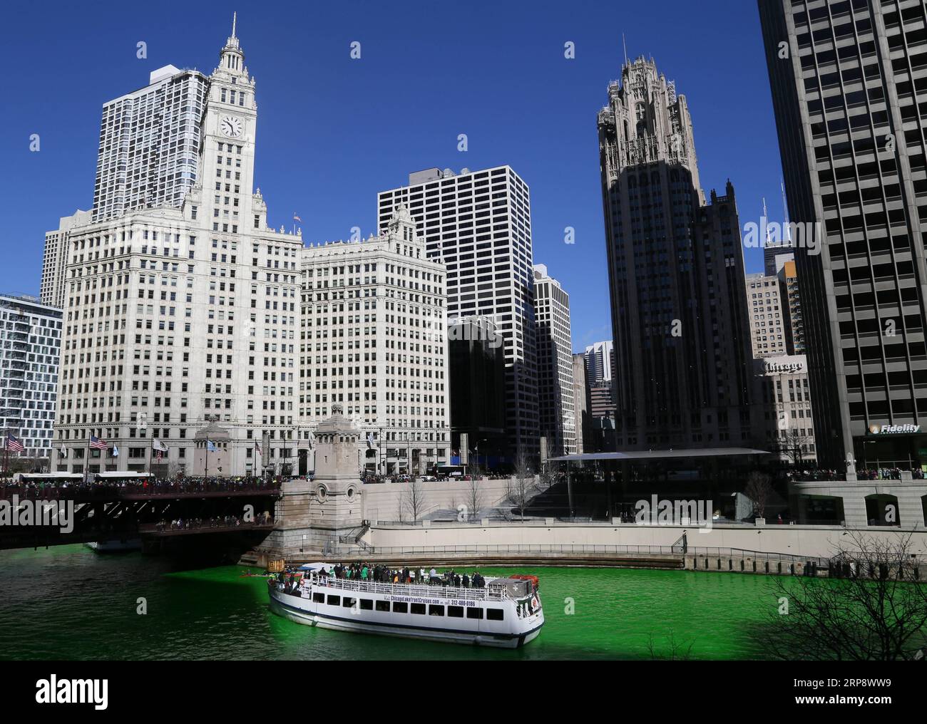 News Bilder des Tages (190316) -- CHICAGO, 16 marzo 2019 (Xinhua) -- Una barca turistica si vede sul verde fiume Chicago a Chicago, negli Stati Uniti, il 16 marzo 2019. Il fiume Chicago era colorato di verde il sabato per celebrare l'imminente St. Il giorno di Patrick, che è segnato il 17 marzo. L'evento ha attirato decine di migliaia di spettatori nel centro di Chicago. (Xinhua/Wang Qiang) U.S.-CHICAGO-ST. FESTA DI PATRICK PUBLICATIONXNOTXINXCHN Foto Stock