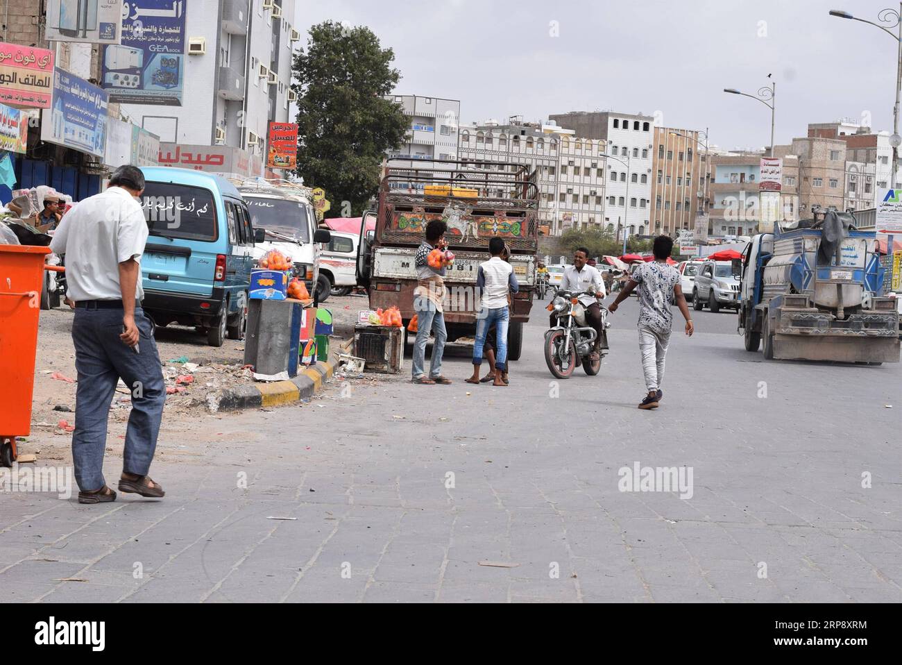 (190317) -- ADEN (YEMEN), 17 marzo 2019 -- la gente cammina in una strada ad Aden, Yemen, il 17 marzo 2019. Il conflitto militare interno tra le forze governative dello Yemen e i ribelli Houthi continua in assenza di soluzioni politiche per raggiungere una pace permanente nel paese arabo impoverito. I cittadini dello Yemen hanno sofferto per il devastante conflitto di quattro anni che ha lasciato decine di migliaia di morti o feriti, tra cui almeno 17.700 civili, come verificato dalle Nazioni Unite. ) YEMEN-ADEN-CONFLITTO-VITA QUOTIDIANA MuradxAbdo PUBLICATIONxNOTxINxCHN Foto Stock