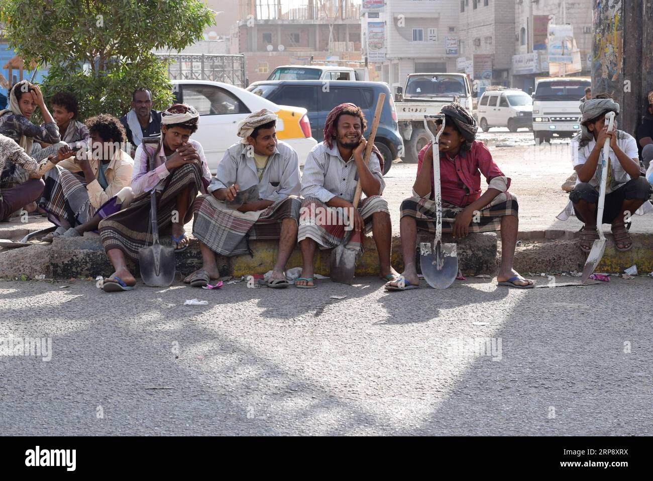 (190317) -- ADEN (YEMEN), 17 marzo 2019 -- lavoratori edili sono visti ad Aden, Yemen, il 17 marzo 2019. Il conflitto militare interno tra le forze governative dello Yemen e i ribelli Houthi continua in assenza di soluzioni politiche per raggiungere una pace permanente nel paese arabo impoverito. I cittadini dello Yemen hanno sofferto per il devastante conflitto di quattro anni che ha lasciato decine di migliaia di morti o feriti, tra cui almeno 17.700 civili, come verificato dalle Nazioni Unite. ) YEMEN-ADEN-CONFLITTO-VITA QUOTIDIANA MuradxAbdo PUBLICATIONxNOTxINxCHN Foto Stock