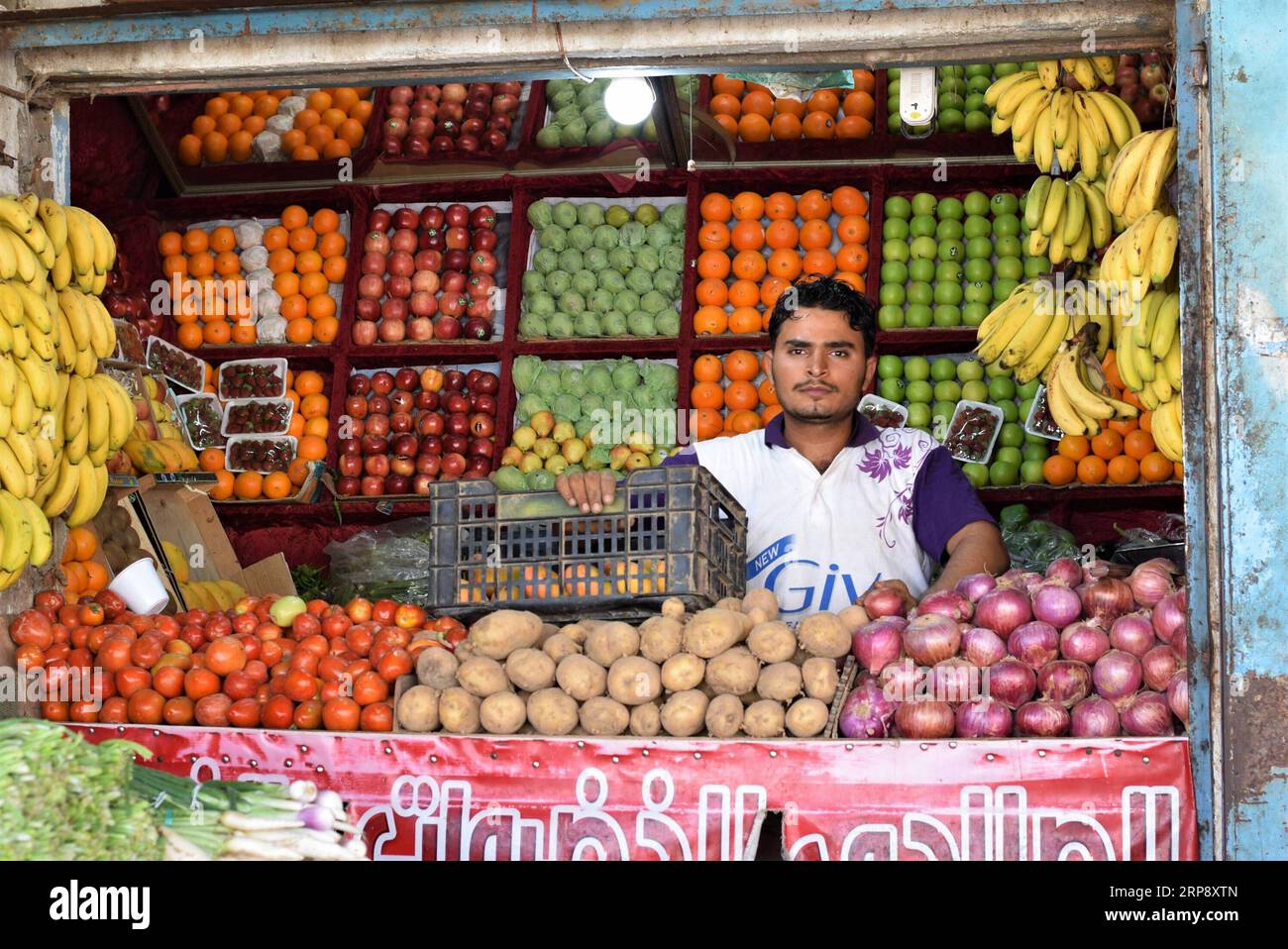 (190317) -- ADEN (YEMEN), 17 marzo 2019 -- Un venditore attende i clienti ad Aden, Yemen, il 17 marzo 2019. Il conflitto militare interno tra le forze governative dello Yemen e i ribelli Houthi continua in assenza di soluzioni politiche per raggiungere una pace permanente nel paese arabo impoverito. I cittadini dello Yemen hanno sofferto per il devastante conflitto di quattro anni che ha lasciato decine di migliaia di morti o feriti, tra cui almeno 17.700 civili, come verificato dalle Nazioni Unite. ) YEMEN-ADEN-CONFLITTO-VITA QUOTIDIANA MuradxAbdo PUBLICATIONxNOTxINxCHN Foto Stock