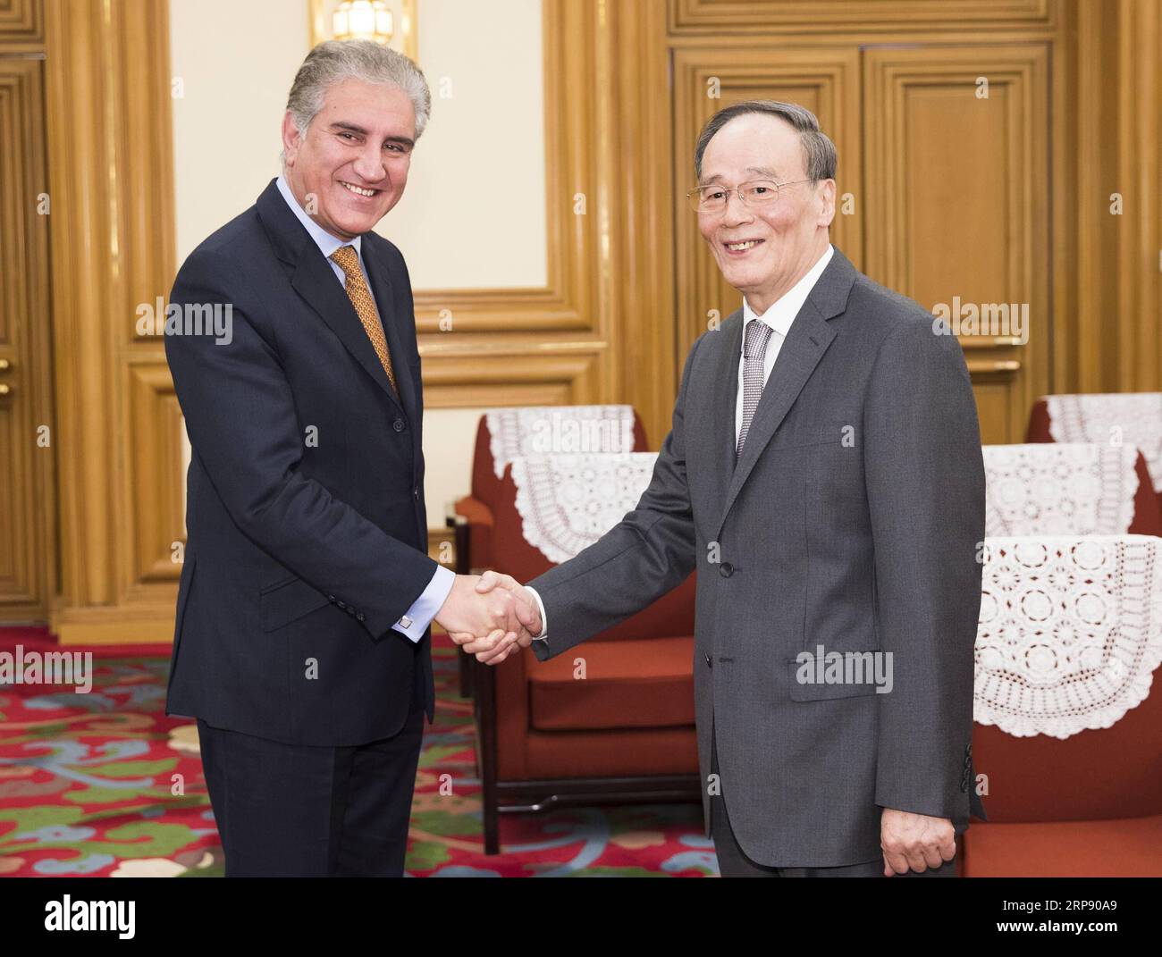 (190319) -- PECHINO, 19 marzo 2019 -- il vicepresidente cinese Wang Qishan (R) incontra il ministro degli Esteri pakistano Shah Mahmood Qureshi a Pechino, capitale della Cina, 19 marzo 2019. ) CHINA-BEIJING-WANG QISHAN-PAKISTAN-MEETING (CN) HUANGXJINGWEN PUBLICATIONXNOTXINXCHN Foto Stock