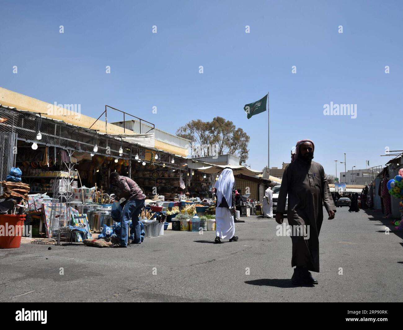 (190319) -- ABHA (ARABIA SAUDITA), 19 marzo 2019 (Xinhua) -- foto scattata il 19 marzo 2019 mostra una vista del mercato di Thulatha ad Abha, provincia di Asir, Arabia Saudita. Thulatha, un famoso mercato tradizionale nella città di Abha, vende prodotti freschi e artigianato locale, come miele, datteri, gioielli beduini in oro e argento, abiti da donna ricamati e pugnali fatti localmente. Il mercato di Thulatha era aperto solo il martedì e ora è aperto sette giorni su sette, attirando molti acquirenti e visitatori. (Xinhua/tu Yifan) ARABIA SAUDITA-ABHA-MARKET PUBLICATIONxNOTxINxCHN Foto Stock