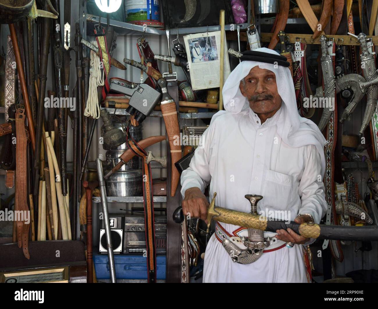 (190319) -- ABHA (ARABIA SAUDITA), 19 marzo 2019 (Xinhua) -- Un produttore di pugnali e commerciante è visto nel mercato di Thulatha ad Abha, provincia di Asir, Arabia Saudita, il 19 marzo 2019. Thulatha, un famoso mercato tradizionale nella città di Abha, vende prodotti freschi e artigianato locale, come miele, datteri, gioielli beduini in oro e argento, abiti da donna ricamati e pugnali fatti localmente. Il mercato di Thulatha era aperto solo il martedì e ora è aperto sette giorni su sette, attirando molti acquirenti e visitatori. (Xinhua/tu Yifan) ARABIA SAUDITA-ABHA-MARKET PUBLICATIONxNOTxINxCHN Foto Stock