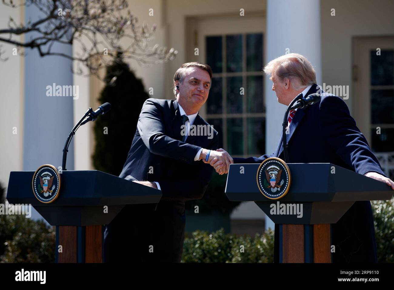 (190320) -- WASHINGTON D.C., 20 marzo 2019 (Xinhua) -- il presidente degli Stati Uniti Donald Trump (R) partecipa a una conferenza stampa congiunta con il suo omologo brasiliano Jair Bolsonaro al Rose Garden della Casa Bianca a Washington D.C., negli Stati Uniti, il 19 marzo 2019. Martedì il presidente degli Stati Uniti Donald Trump ha indicato che potrebbe sostenere il Brasile per aderire all'Organizzazione del Trattato del Nord Atlantico (NATO) e all'Organizzazione per la cooperazione e lo sviluppo economico (OCSE), poiché le due nazioni si aspettavano di promuovere la loro cooperazione economica. (Xinhua/Ting Shen) U.S.-WASHINGTON D.C.-TRUMP-BRAZIL-PRESIDENT-PRESS Foto Stock