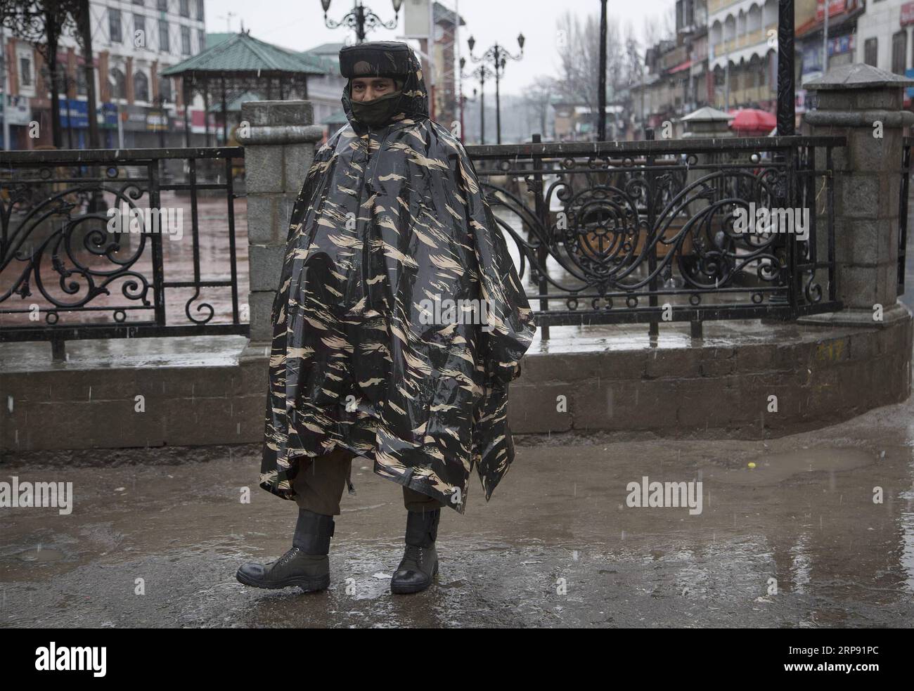(190320) -- SRINAGAR, 20 marzo 2019 (Xinhua) -- un soldato paramilitare indiano sta di guardia in un mercato chiuso durante il blocco della sicurezza a Srinagar, la capitale estiva del Kashmir controllato dagli indiani, 20 marzo 2019. La vita normale nelle aree a maggioranza musulmana del Kashmir restive controllato dall'India mercoledì è rimasta colpita a causa di uno sciopero sulla morte custode di un insegnante di scuola. L'appello allo sciopero è stato dato dai gruppi separatisti della regione sotto la bandiera della Joint Resistance Leadership (JRL). (Xinhua/Javed Dar) KASHMIR-SRINAGAR-LOCKDOWN PUBLICATIONxNOTxINxCHN Foto Stock