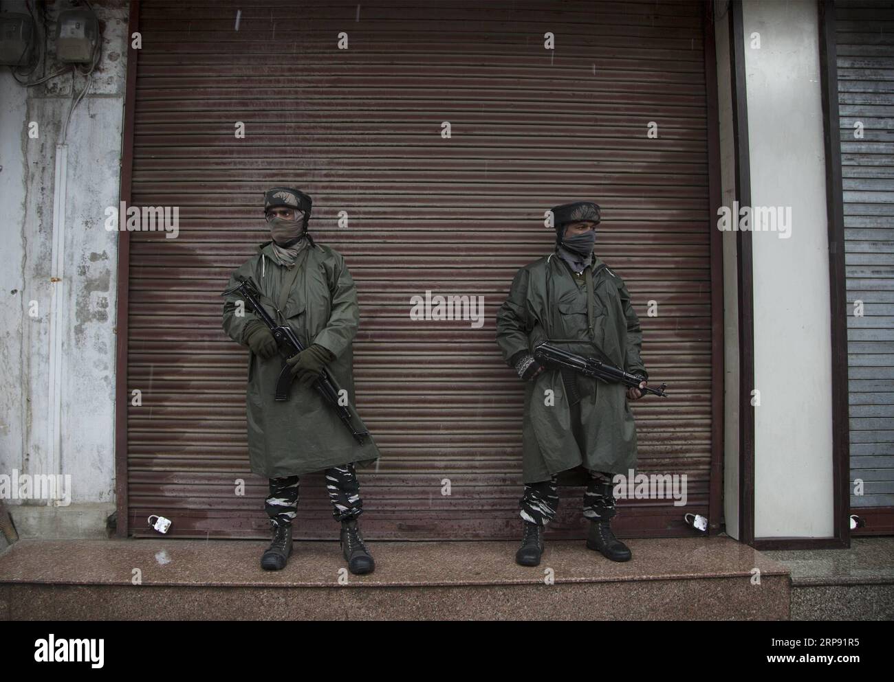 (190320) -- SRINAGAR, 20 marzo 2019 (Xinhua) -- i soldati paramilitari indiani stanno di guardia davanti a un negozio chiuso durante il blocco della sicurezza a Srinagar, la capitale estiva del Kashmir controllato dagli indiani, 20 marzo 2019. La vita normale nelle aree a maggioranza musulmana del Kashmir restive controllato dall'India mercoledì è rimasta colpita a causa di uno sciopero sulla morte custode di un insegnante di scuola. L'appello allo sciopero è stato dato dai gruppi separatisti della regione sotto la bandiera della Joint Resistance Leadership (JRL). (Xinhua/Javed Dar) KASHMIR-SRINAGAR-LOCKDOWN PUBLICATIONxNOTxINxCHN Foto Stock