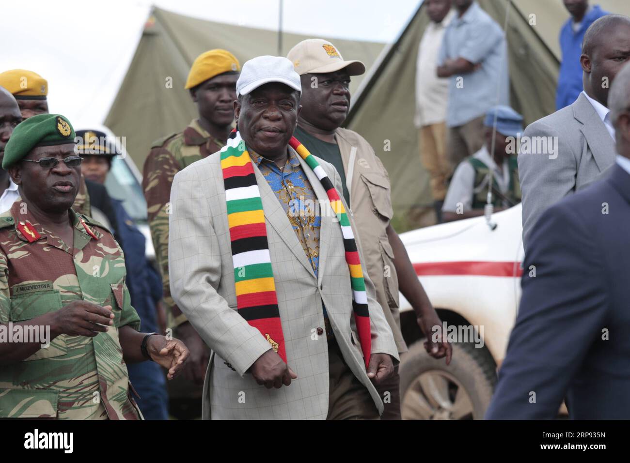 (190321) -- CHIMANIMANI (ZIMBABWE), 21 marzo 2019 -- il presidente dello Zimbabwe Emmerson Mnangagwa (C) visita le aree colpite dal disastro a Chimanimani, provincia di Manicaland, Zimbabwe, 20 marzo 2019. Il bilancio delle vittime del ciclone Idai in Zimbabwe è salito a 139 con 189 ancora mancanti, ha detto il governo giovedì. ) ZIMBABWE-MANICALAND-CICLONE IDAI ShaunxJusa PUBLICATIONxNOTxINxCHN Foto Stock