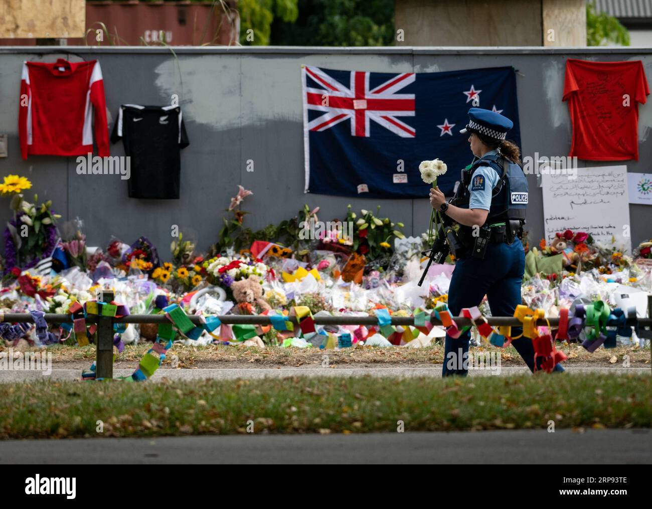 (190322) - WELLINGTON, 22 marzo 2019 (Xinhua) - Una poliziotta tiene fiori durante una cerimonia di lutto a Christchurch, nuova Zelanda, 22 marzo 2019. Una settimana dopo gli attacchi terroristici di Christchurch, i neozelandesi in tutto il paese si sono riuniti in due minuti di silenzio per ricordare coloro che erano stati uccisi mentre adoravano due moschee venerdì pomeriggio. (Xinhua/Zhu Qiping) NUOVA ZELANDA-CHRISTCHURCH ATTACCHI TERRORISTICI-LUTTO PUBLICATIONxNOTxINxCHN Foto Stock
