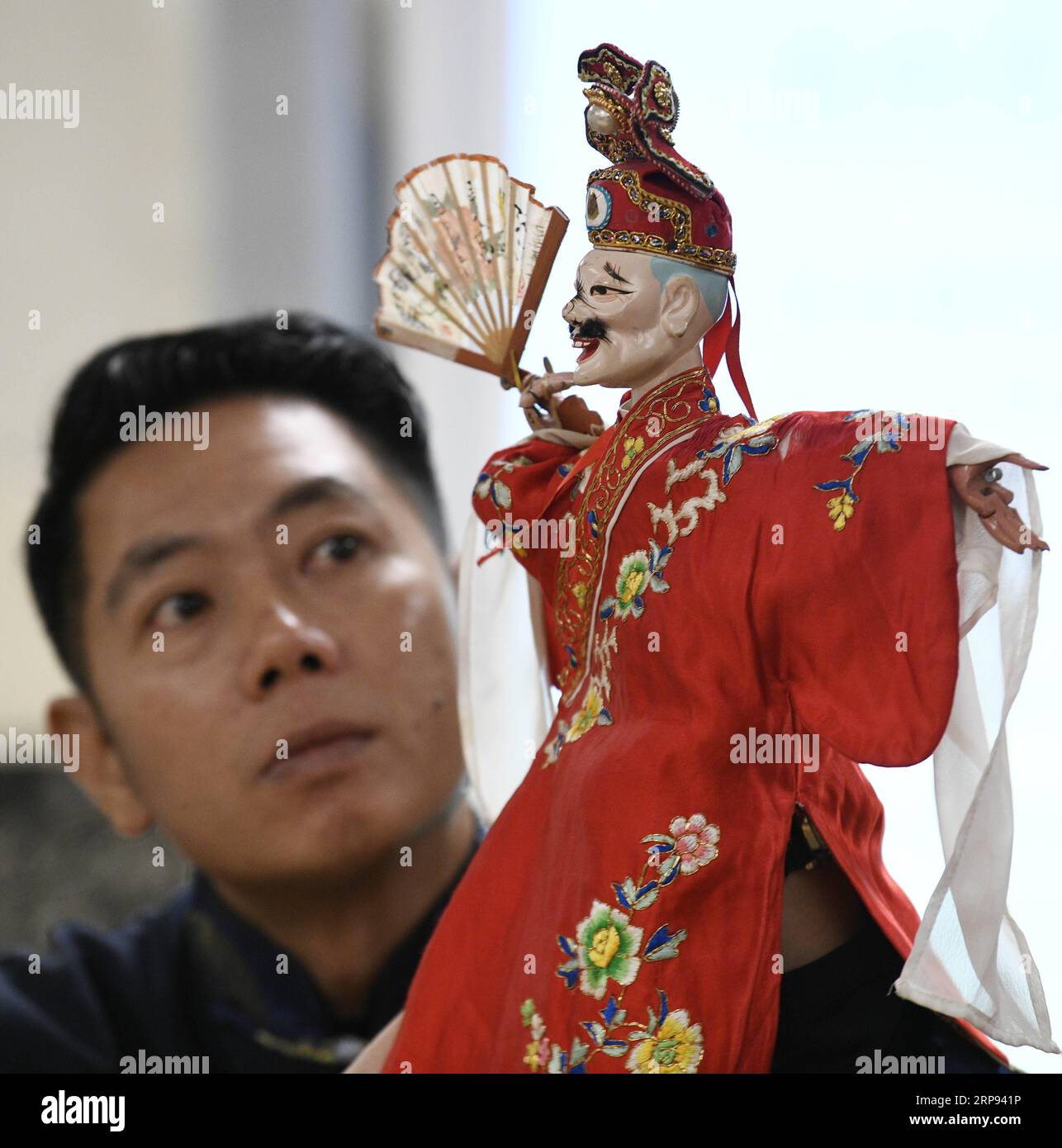 (190322) -- WASHINGTON, 22 marzo 2019 (Xinhua) -- Chen Lihui dalla città di Zhangzhou nella provincia del Fujian della Cina sud-orientale esegue Fujian Puppetry alla Paint Branch Elementary School nella Prince George S County, Maryland, Stati Uniti, 20 marzo 2019. IN PRIMO piano: L'artista cinese stupisce gli studenti statunitensi del Maryland con una mostra di marionette realistica (Xinhua/Liu Jie) U.S.-MARYLAND-FUJIAN PUBLICATIONxNOTxINxCHN Foto Stock