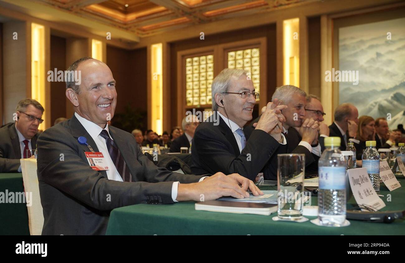 (190323) -- PECHINO, 23 marzo 2019 (Xinhua) -- gli ospiti partecipano al Summit economico del Forum di sviluppo cinese 2019 a Pechino, capitale della Cina, 23 marzo 2019. Il Forum di tre giorni sullo sviluppo della Cina, che ha avuto inizio sabato, si concentrerà su questioni chiave come la riforma strutturale dal lato dell’offerta, nuove misure di politica fiscale proattiva, l’apertura del settore finanziario e la stabilità finanziaria. Oltre 50 funzionari dei dipartimenti del governo centrale cinese e oltre 150 delegati esteri parteciperanno al forum, tra cui 96 dirigenti delle principali aziende del mondo Foto Stock