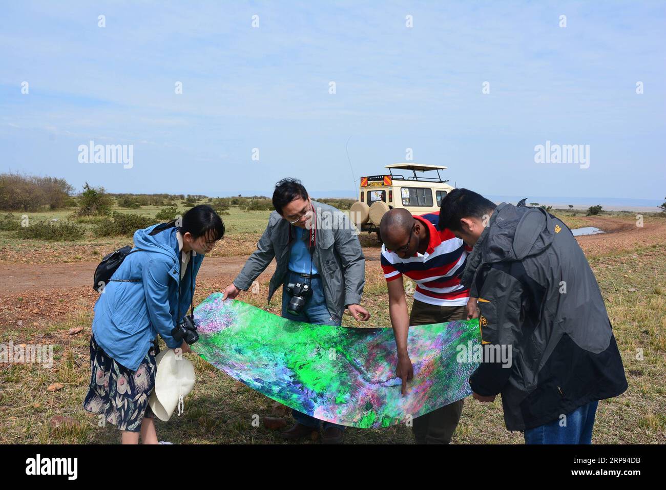 (190323) -- PECHINO, 23 marzo 2019 (Xinhua) -- ricercatori dell'Institute of Remote Sensing and Digital Earth of Chinese Academy of Sciences ed esperti delle istituzioni africane conducono indagini sulla copertura del territorio in Kenya, 26 settembre 2016. Il sino-Africa Joint Research Center (SAJOREC), un istituto di ricerca scientifica e di coltivazione di talenti, è stato fondato nel 2013 e copre circa 40 acri di terreno. L'Accademia cinese delle scienze ha attrezzato SAJOREC per migliorare la sua capacità di attuare progetti di ricerca congiunti. Dalla sua istituzione, 48 progetti di ricerca congiunti incentrati sulla biodiversità Invest Foto Stock