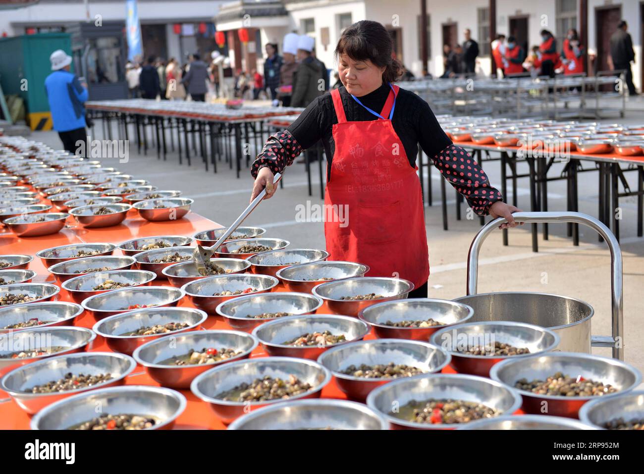 (190324) - HUAI AN, 24 marzo 2019 (Xinhua) -- Un server distribuisce piatti fatti di luosi, una sorta di lumaca di fiume, durante una festa tenutasi nella città di Jiangba del distretto di Hongze della città di Huai An, provincia di Jiangsu della Cina orientale, 23 marzo 2019. I piatti di Luosi sono solitamente venduti nelle bancarelle di strada in Cina. (Xinhua/Chen Liang) CHINA-JIANGSU-LUOSI FESTA (CN) PUBLICATIONxNOTxINxCHN Foto Stock