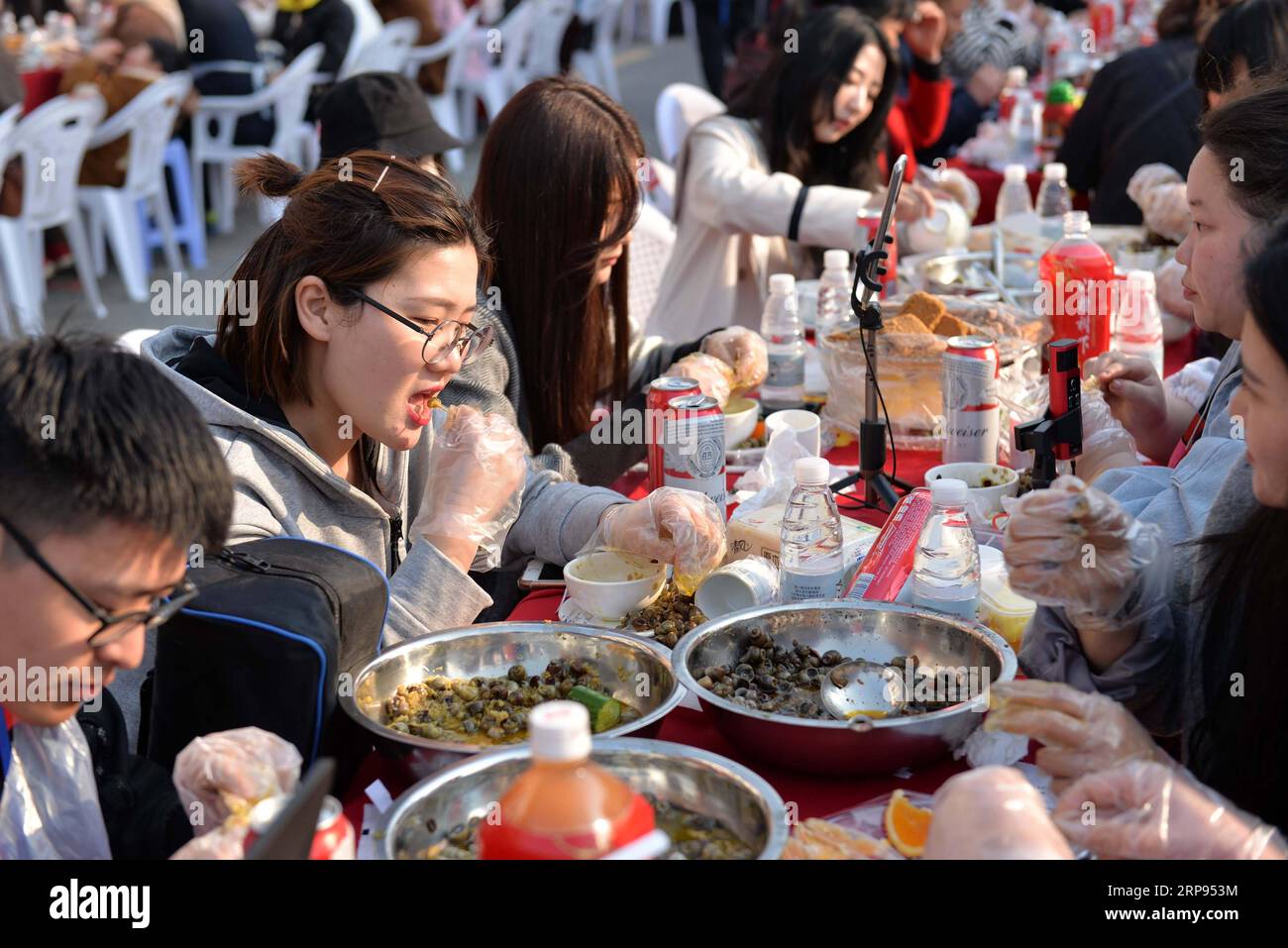 (190324) -- HUAI AN, 24 marzo 2019 (Xinhua) -- la gente si riunisce per gustare i piatti fatti di Luosi, una specie di lumaca di fiume, durante una festa tenutasi nella città di Jiangba del distretto di Hongze della città di Huai An, provincia di Jiangsu della Cina orientale, 23 marzo 2019. I piatti di Luosi sono solitamente venduti nelle bancarelle di strada in Cina. (Xinhua/Chen Liang) CHINA-JIANGSU-LUOSI FESTA (CN) PUBLICATIONxNOTxINxCHN Foto Stock