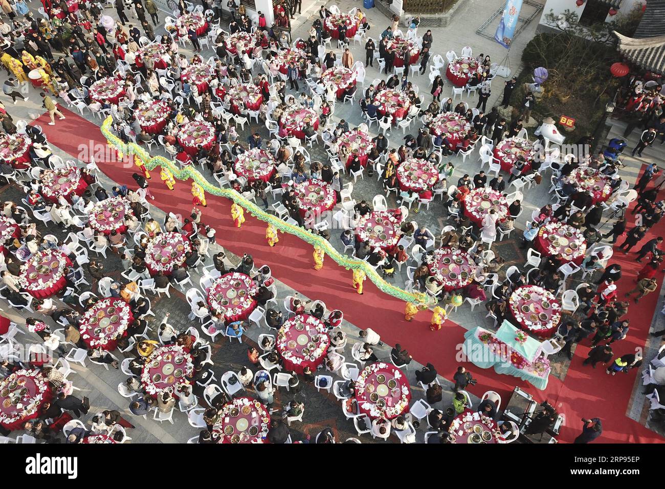 (190325) -- PECHINO, 25 marzo 2019 (Xinhua) -- foto aerea scattata il 23 marzo 2019 mostra persone che si riuniscono per gustare i piatti fatti di Luosi, una specie di lumaca di fiume, durante una festa tenutasi nella città di Jiangba, nel distretto di Hongze della città di Huai An, nella provincia orientale di Jiangsu della Cina. I piatti di Luosi sono solitamente venduti nelle bancarelle di strada in Cina. (Xinhua/Wan Zhen) XINHUA PHOTOS OF THE DAY PUBLICATIONxNOTxINxCHN Foto Stock
