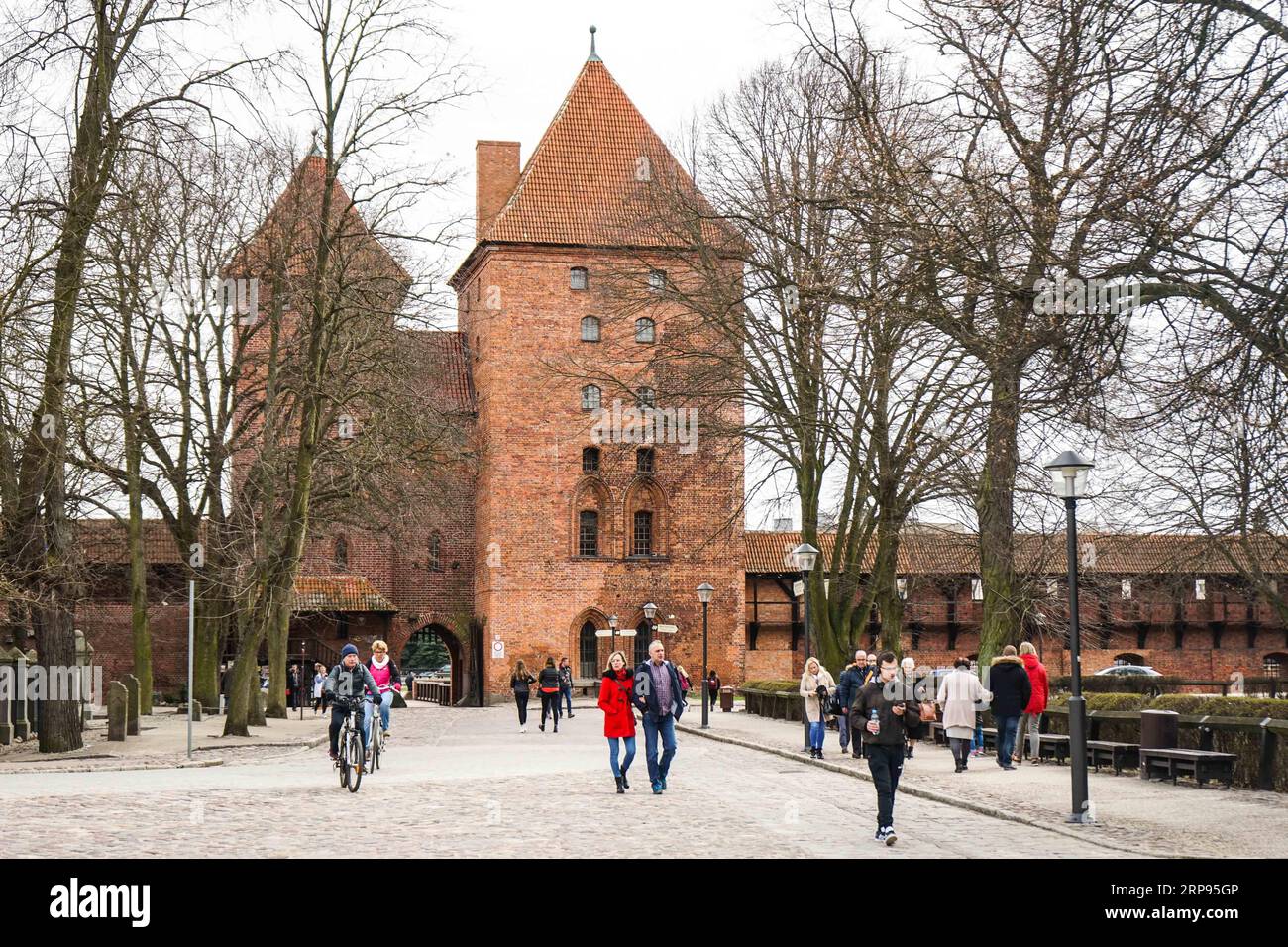 (190325) -- MALBORK, 25 marzo 2019 (Xinhua) -- la gente visita il castello di Malbork a Malbork, nel nord della Polonia, 24 marzo 2019. Il castello di Malbork è un castello e fortezza teutonico del XIII secolo situato vicino alla città di Malbork, patrimonio dell'umanità dell'UNESCO. (Xinhua/Chen Xu) POLONIA-MALBORK-MALBORK CASTLE PUBLICATIONxNOTxINxCHN Foto Stock