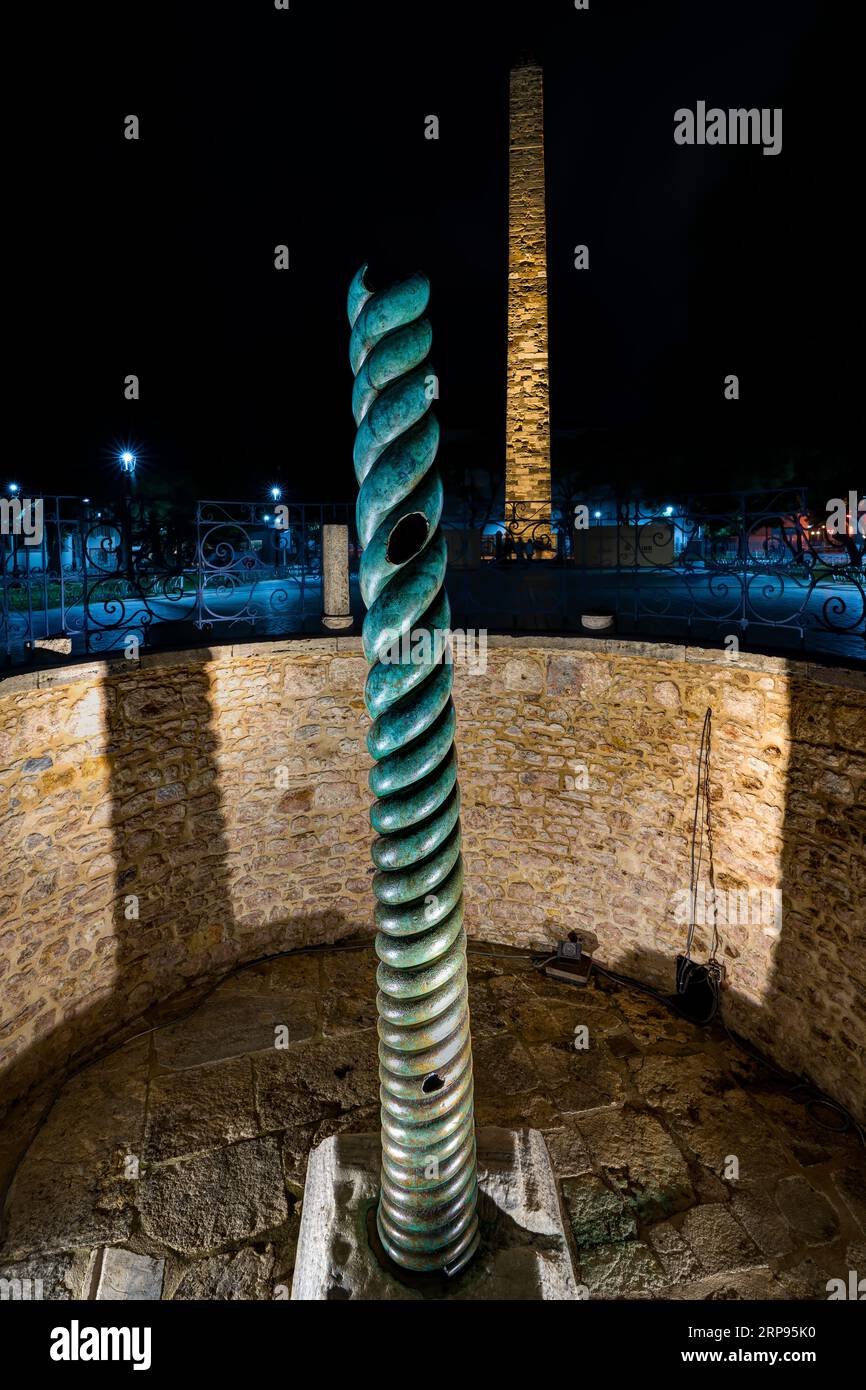 Colonna Serpent. Antica colonna di bronzo greca. Piazza Sultanahmet, Istanbul, Turchia Foto Stock