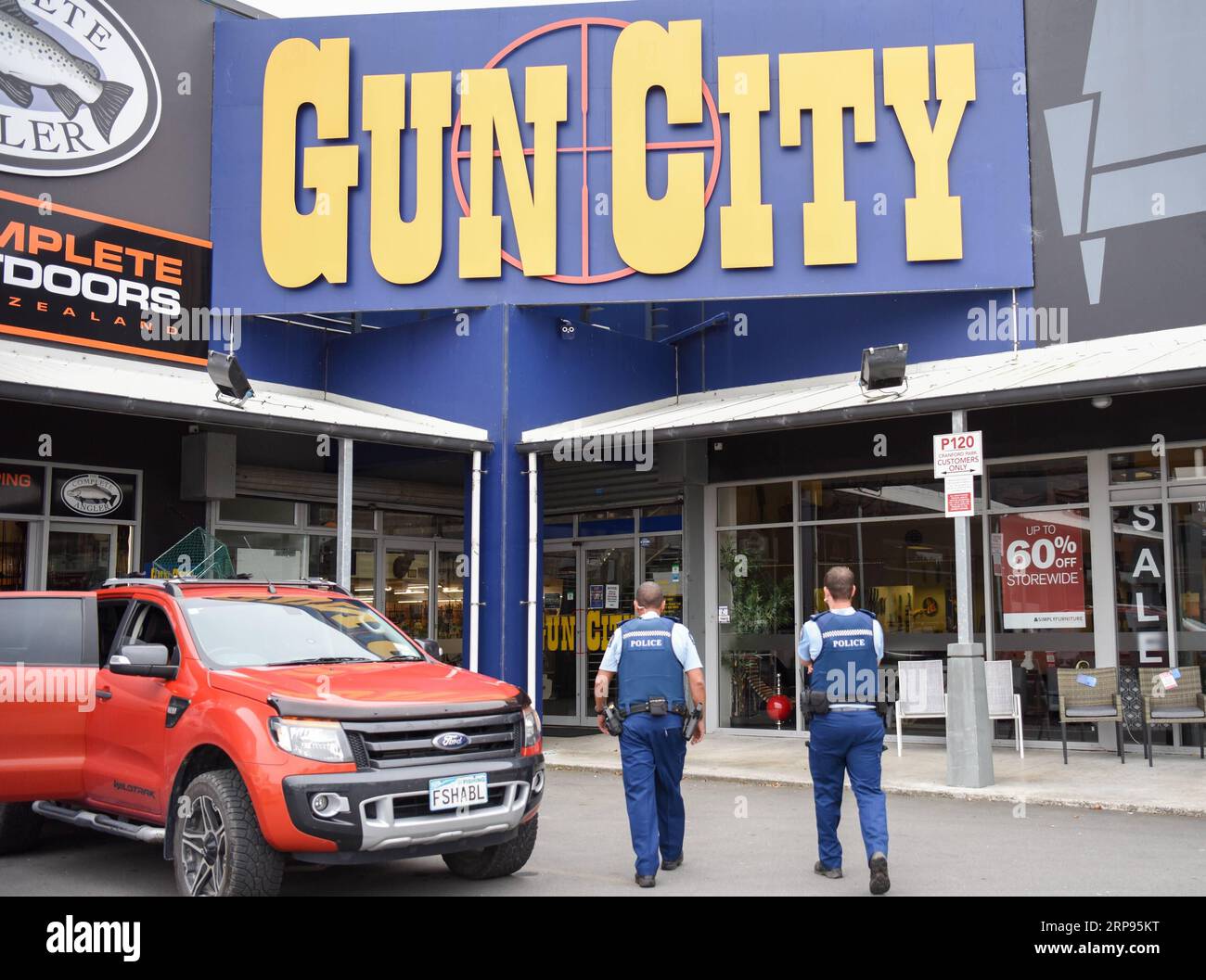 (190325) -- PECHINO, 25 marzo 2019 (Xinhua) -- agenti di polizia pattugliano vicino a un mercato di armi chiamato Gun City nella zona periferica di Christchurch, nuova Zelanda, 18 marzo 2019. (Xinhua/Guo lei) Xinhua titoli: La nuova Zelanda valuta le leggi sulle armi, la governance dei social media dopo l'attacco di Christchurch PUBLICATIONxNOTxINxCHN Foto Stock