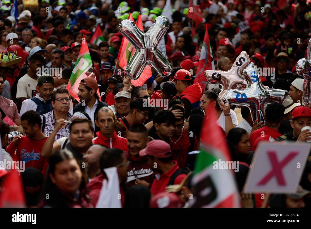 Mexiko Stadt, Messico. 3 settembre 2023. La gente partecipa a un evento politico presso il monumento dell'Angelo dell'indipendenza con Galvez, senatore e candidato di un'alleanza di opposizione tripartitica per le elezioni presidenziali. Crediti: Gerardo Vieyra/dpa/Alamy Live News Foto Stock