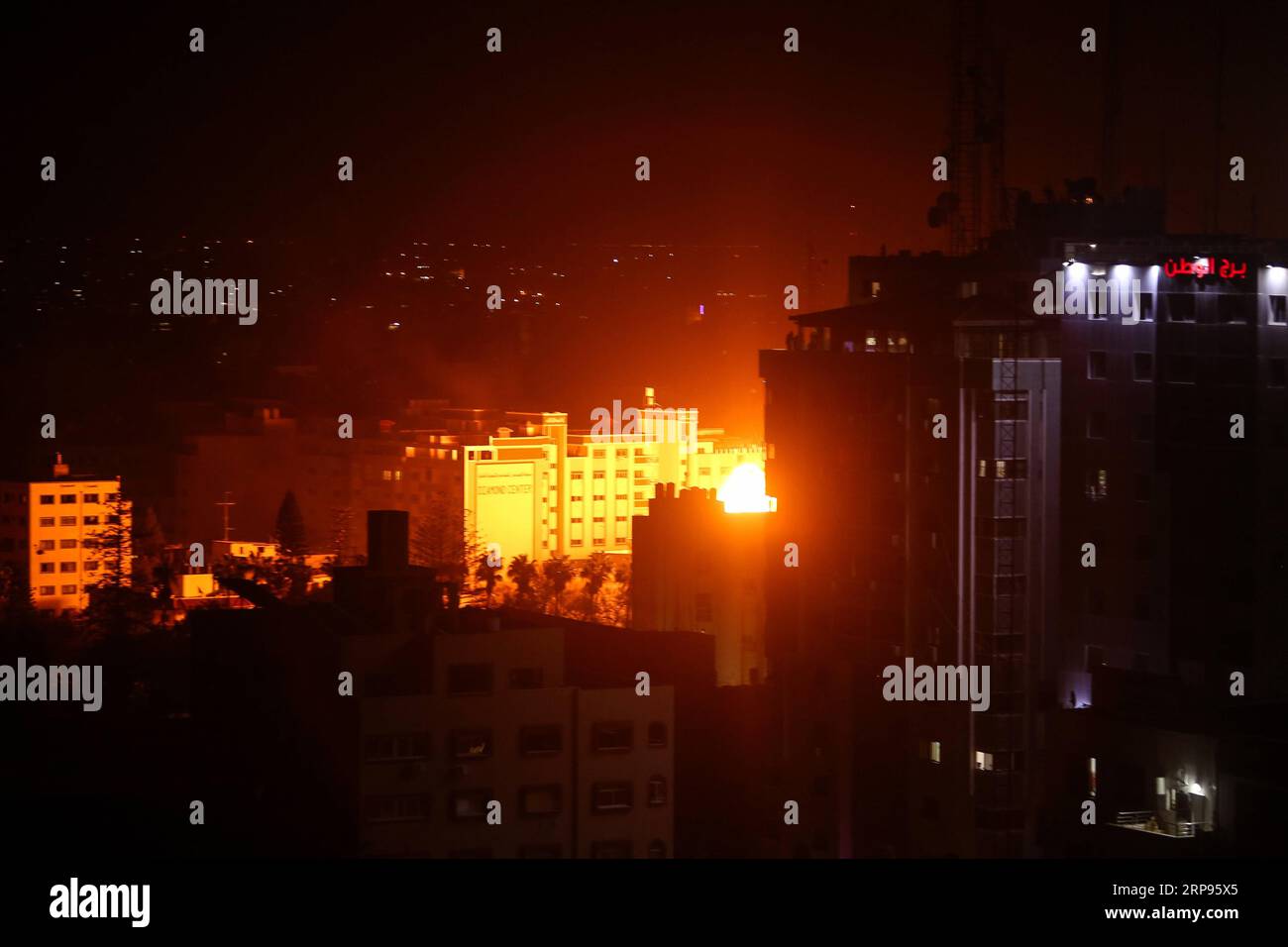 (190325) -- GAZA CITY, 25 marzo 2019 -- foto scattata il 25 marzo 2019 mostra fiamme e fumo sopra gli edifici a seguito di un attacco aereo israeliano nella città di Gaza. Gli aerei da guerra israeliani hanno attaccato lunedì sera posti militari e strutture che appartengono a gruppi militanti nella Striscia di Gaza in risposta a un precedente attacco missilistico in Israele. ) MIDEAST-GAZA CITY-AIR STRIKE Stringer PUBLICATIONxNOTxINxCHN Foto Stock