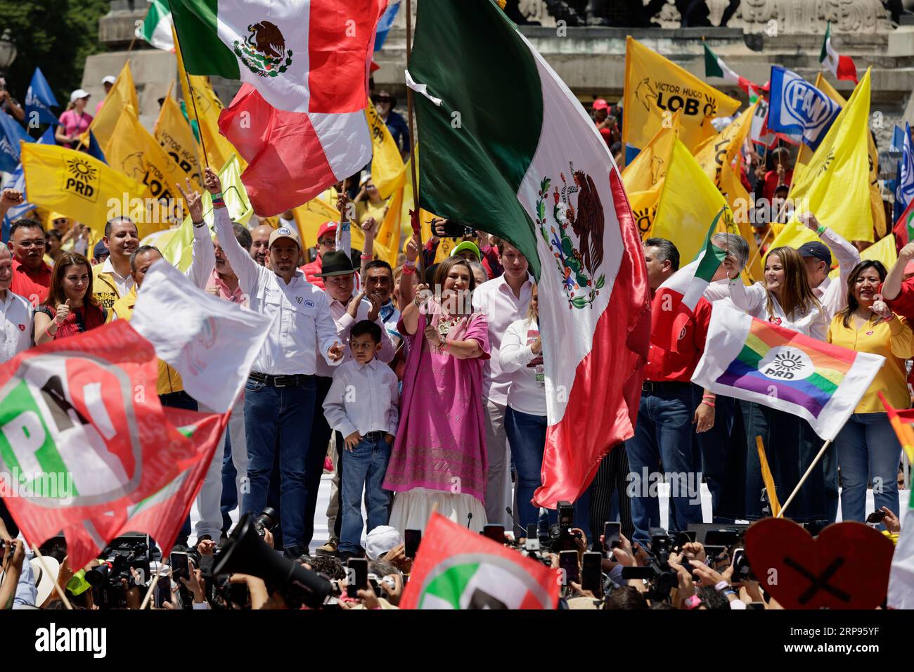 Mexiko Stadt, Messico. 3 settembre 2023. Xochitl Galvez, senatore e candidato di un'alleanza di opposizione a tre partiti per le elezioni presidenziali, sventola una bandiera nazionale messicana durante un evento politico presso il monumento dell'Angelo dell'indipendenza. Crediti: Gerardo Vieyra/dpa/Alamy Live News Foto Stock