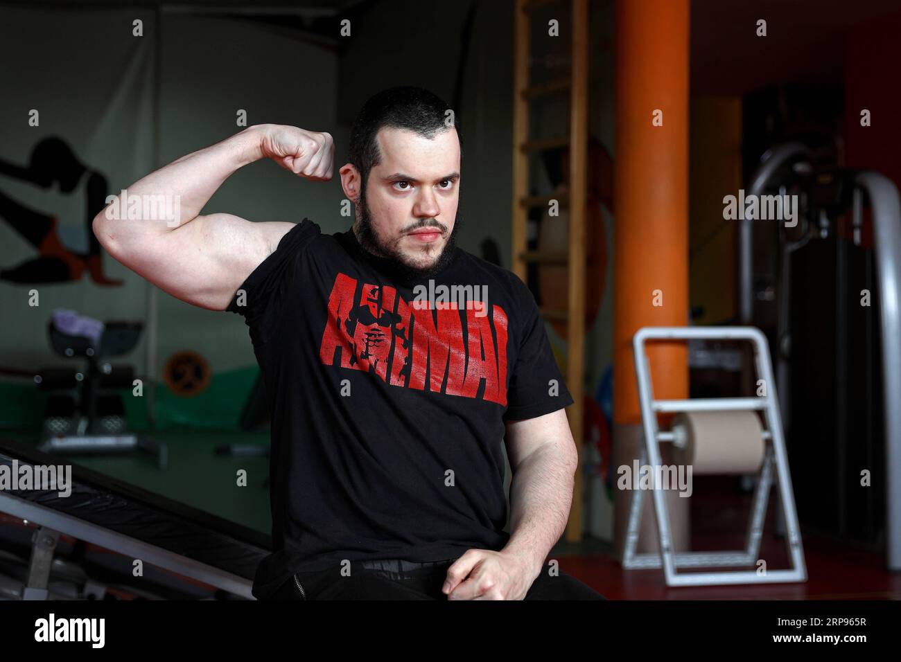 (190326) -- SARAJEVO, 26 marzo 2019 (Xinhua) -- Nadir Hajro, un bodybuilder di Sarajevo, posa per un fotografo alla palestra di Sarajevo, Bosnia-Erzegovina (BiH), 25 marzo 2019. Il 29enne Nadir Hajro, nato con paralisi cerebrale, è l'unico bodybuilder con paralisi cerebrale in Bosnia ed Erzegovina (BiH) e nell'area dei Balcani. (Xinhua/Nedim Grabovica) (SP)BOSNIA-ERZEGOVINA-SARAJEVO-BODYBUILDING-NADIR HAJRO PUBLICATIONxNOTxINxCHN Foto Stock