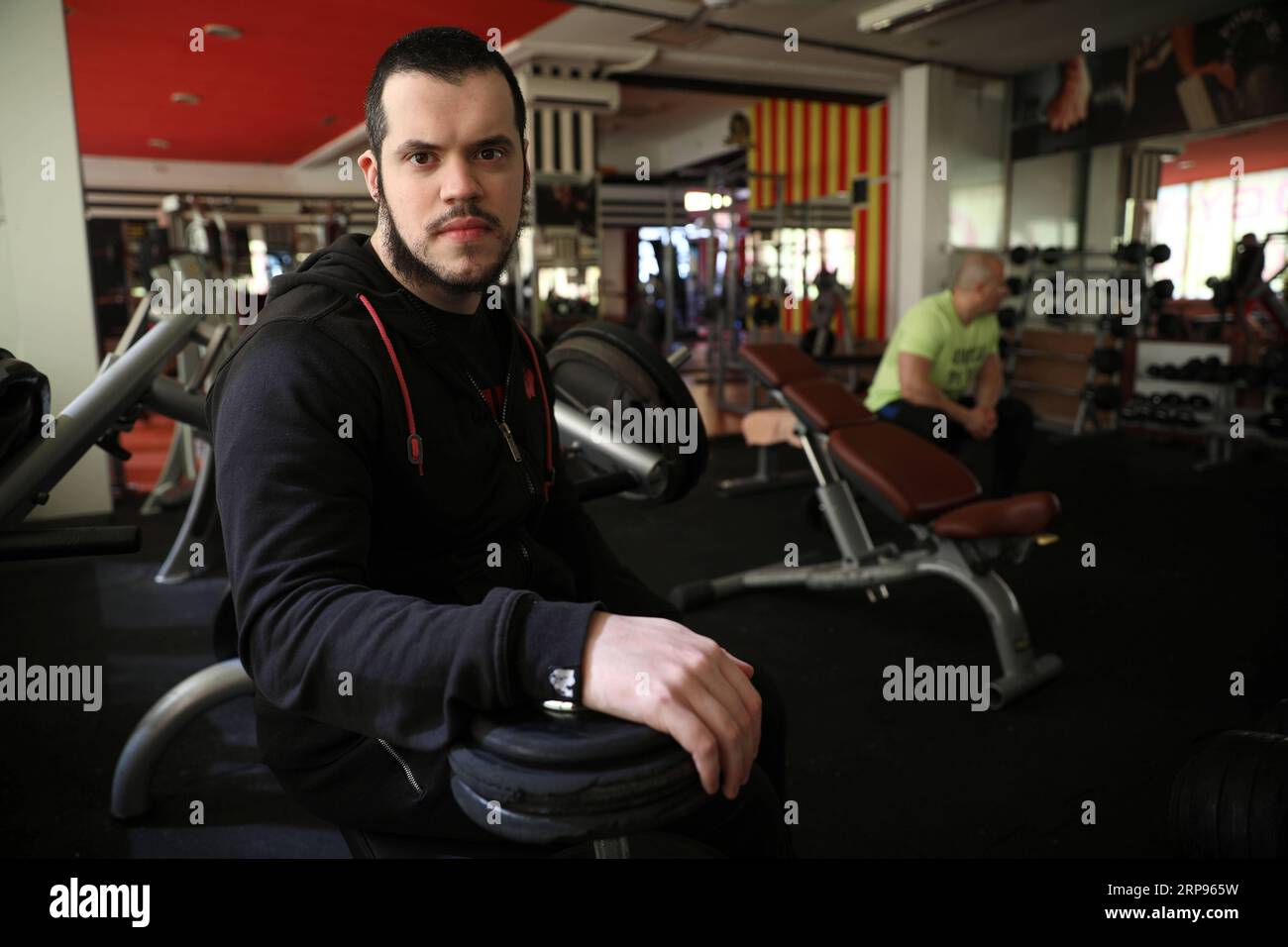 (190326) -- SARAJEVO, 26 marzo 2019 (Xinhua) -- Nadir Hajro, un bodybuilder di Sarajevo, posa per un fotografo alla palestra di Sarajevo, Bosnia-Erzegovina (BiH), 25 marzo 2019. Il 29enne Nadir Hajro, nato con paralisi cerebrale, è l'unico bodybuilder con paralisi cerebrale in Bosnia ed Erzegovina (BiH) e nell'area dei Balcani. (Xinhua/Nedim Grabovica) (SP)BOSNIA-ERZEGOVINA-SARAJEVO-BODYBUILDING-NADIR HAJRO PUBLICATIONxNOTxINxCHN Foto Stock