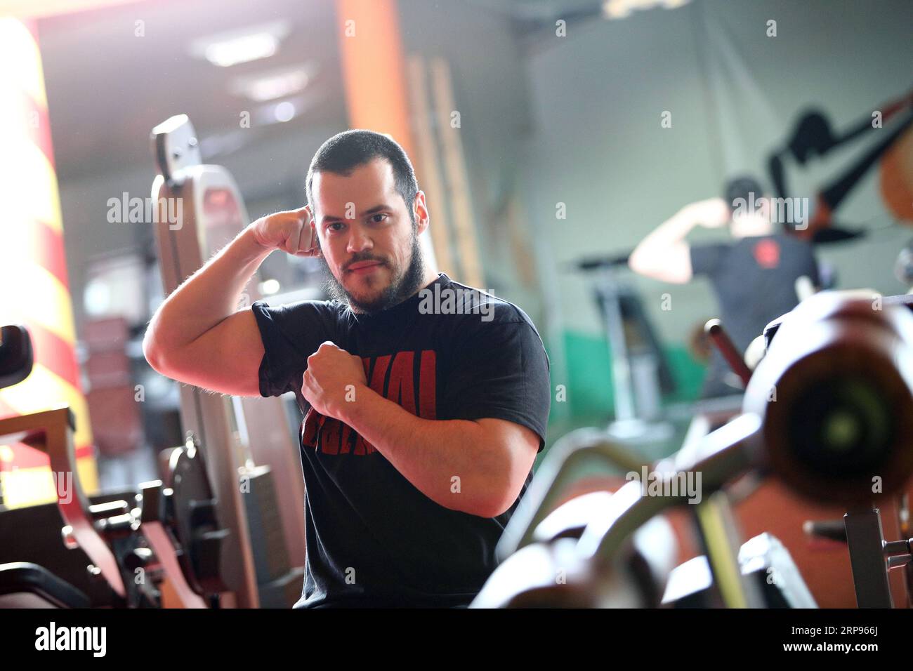 (190326) -- SARAJEVO, 26 marzo 2019 (Xinhua) -- Nadir Hajro, un bodybuilder di Sarajevo, posa per un fotografo alla palestra di Sarajevo, Bosnia-Erzegovina (BiH), 25 marzo 2019. Il 29enne Nadir Hajro, nato con paralisi cerebrale, è l'unico bodybuilder con paralisi cerebrale in Bosnia ed Erzegovina (BiH) e nell'area dei Balcani. (Xinhua/Nedim Grabovica) (SP)BOSNIA-ERZEGOVINA-SARAJEVO-BODYBUILDING-NADIR HAJRO PUBLICATIONxNOTxINxCHN Foto Stock