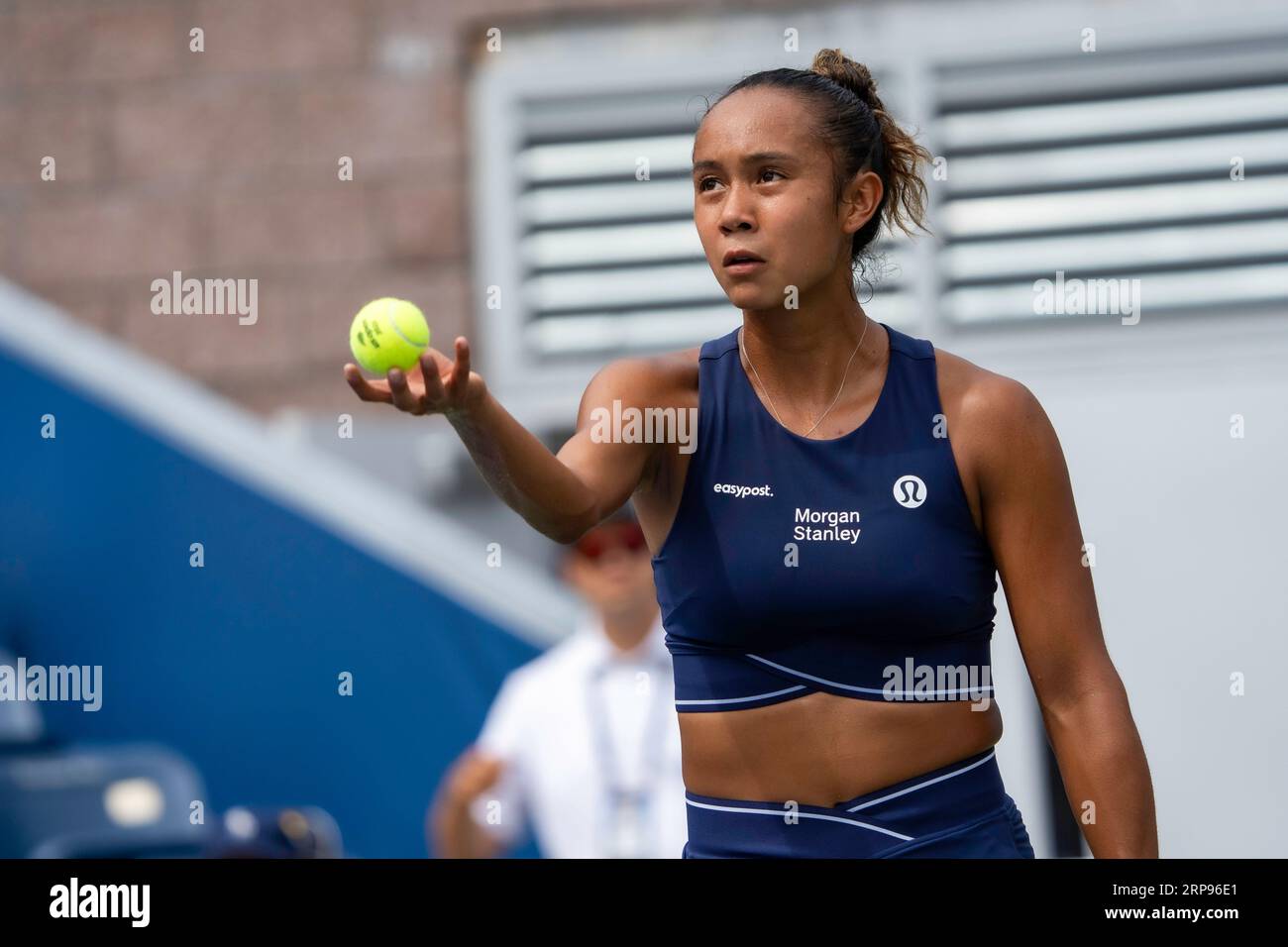 Leylah Fernandez (CAN) partecipa al primo turno di singolare femminile agli US Open Tennis 2023. Foto Stock