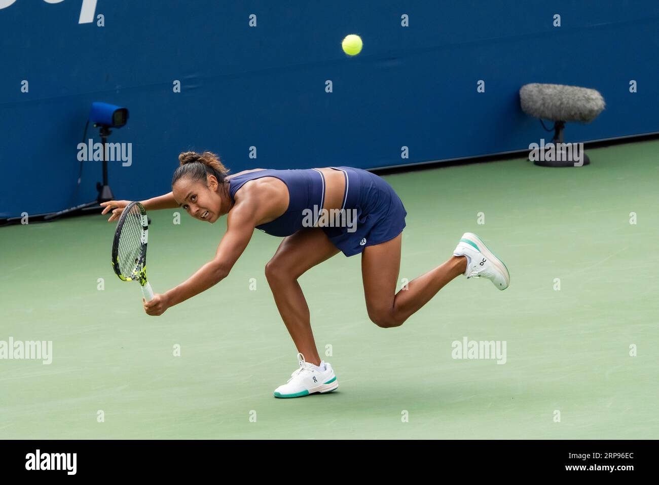 Leylah Fernandez (CAN) partecipa al primo turno di singolare femminile agli US Open Tennis 2023. Foto Stock