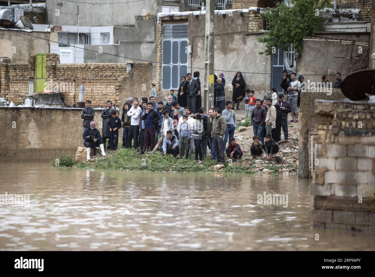 (190327) -- SHIRAZ, 27 marzo 2019 -- la gente aspetta aiuto dopo un'alluvione causata da forti piogge a Shiraz, nell'Iran meridionale, 26 marzo 2019. Almeno 25 persone sono state uccise nelle forti piogge e nelle successive inondazioni in Iran nell'ultima settimana. ) IRAN-SHIRAZ-INONDAZIONE-DOPO AhmadxHalabisaz PUBLICATIONxNOTxINxCHN Foto Stock