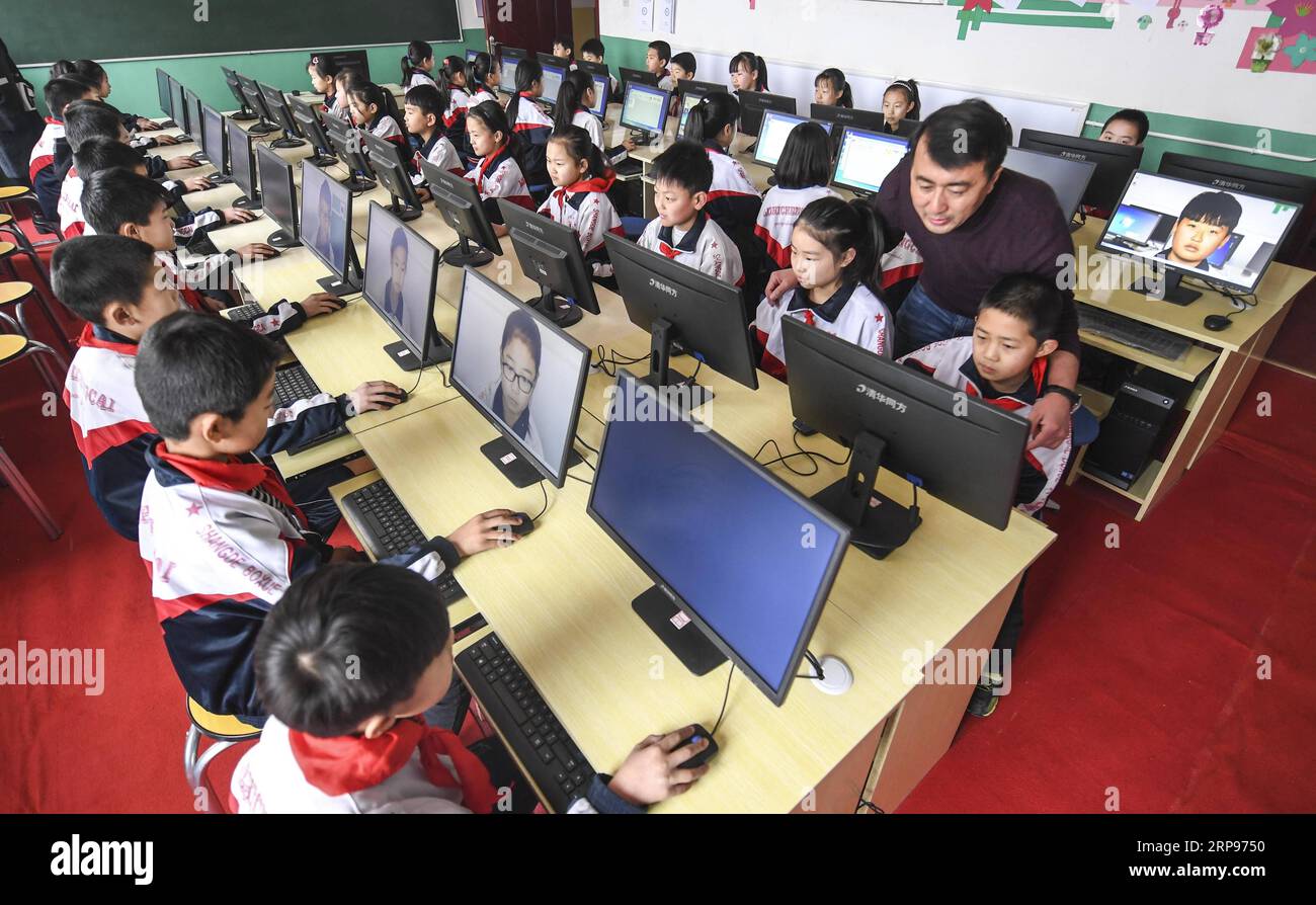 (190327) -- PECHINO, 27 marzo 2019 (Xinhua) -- gli studenti imparano a usare i computer in un palazzo per bambini nella contea di Wen An, nella provincia di Hebei nella Cina settentrionale, 16 febbraio 2017. Gli sforzi della Cina volti a promuovere lo sviluppo equilibrato dell'istruzione obbligatoria, che di solito significa ridurre i divari interregionali, rurali-urbani o interscolastici in termini di condizioni e qualità dell'istruzione, hanno dato i loro frutti, ha detto martedì il Ministero dell'istruzione. Secondo il ministero, lo sviluppo equilibrato dell'istruzione obbligatoria è stato raggiunto in 2.717 contee, che rappresentano il 92,7% delle contee in tutto il paese. (Xin Foto Stock