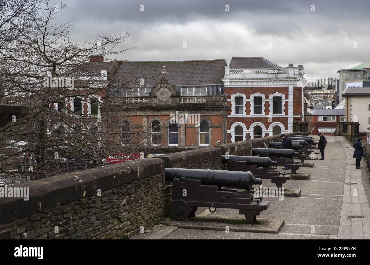 (190328) -- DERRY, 28 marzo 2019 (Xinhua) -- foto scattata il 20 marzo 2019 mostra le mura della città di Derry, una città di confine nell'Irlanda del Nord, nel Regno Unito. La possibilità incombente di creare un confine irlandese duro con la Brexit provoca agonia alle persone di Derry, una città di confine dell'Irlanda del Nord che non conosce giorni bui di divisione e violenza. ANDARE CON Spotlight: Città dell'Irlanda del Nord diffidente di possibili confini duri come la Brexit incombe (Xinhua/Han Yan) UK-DERRY-BORDER-BREXIT PUBLICATIONxNOTxINxCHN Foto Stock