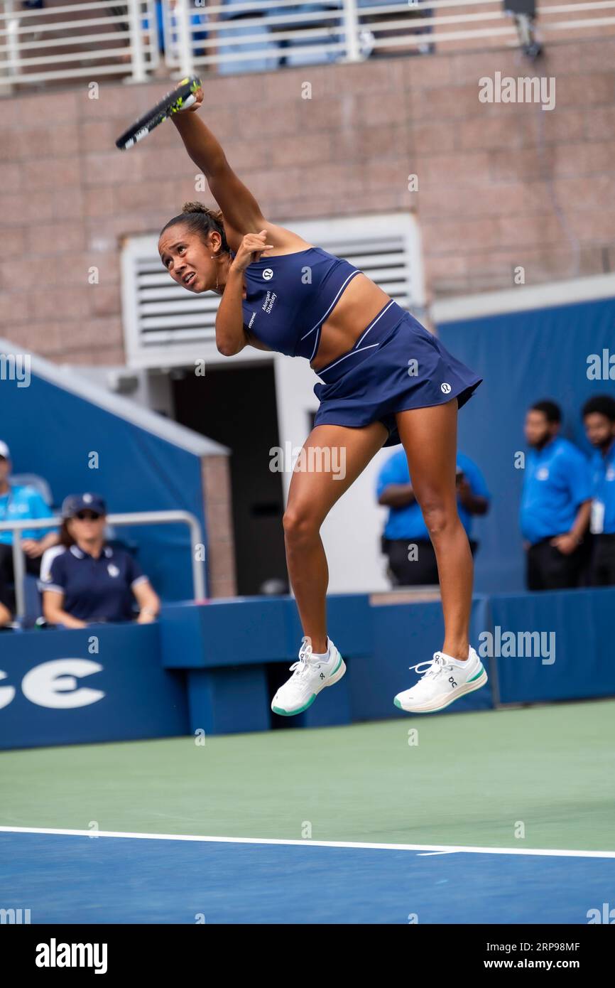 Leylah Fernandez (CAN) partecipa al primo turno di singolare femminile agli US Open Tennis 2023. Foto Stock