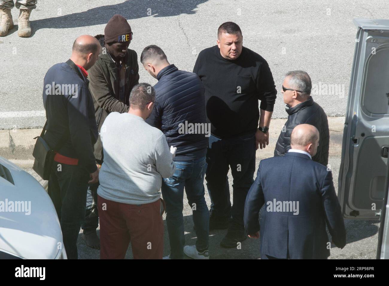 (190328) -- LA VALLETTA, 28 marzo 2019 (Xinhua) -- Un migrante viene arrestato al Boilers Wharf di Senglea, Malta, il 28 marzo 2019. Giovedì le forze armate di Malta (AFM) hanno assalito una nave mercantile presa in consegna da migranti salvati al largo delle coste libiche. La nave, El Hiblu 1, in rotta dalla Turchia alla Libia è stata richiesta per salvare 108 migranti bloccati che sarebbero stati trasportati in Europa. Tuttavia, i migranti salvati sopraffecero l'equipaggio della nave a circa sei miglia dalla costa libica e chiesero che il capitano cambiasse rotta per Malta. (Xinhua/Roberto Runza) MALTA-SENGLEA-DIROTTATO PUBBLICAZIONE NAVE Foto Stock