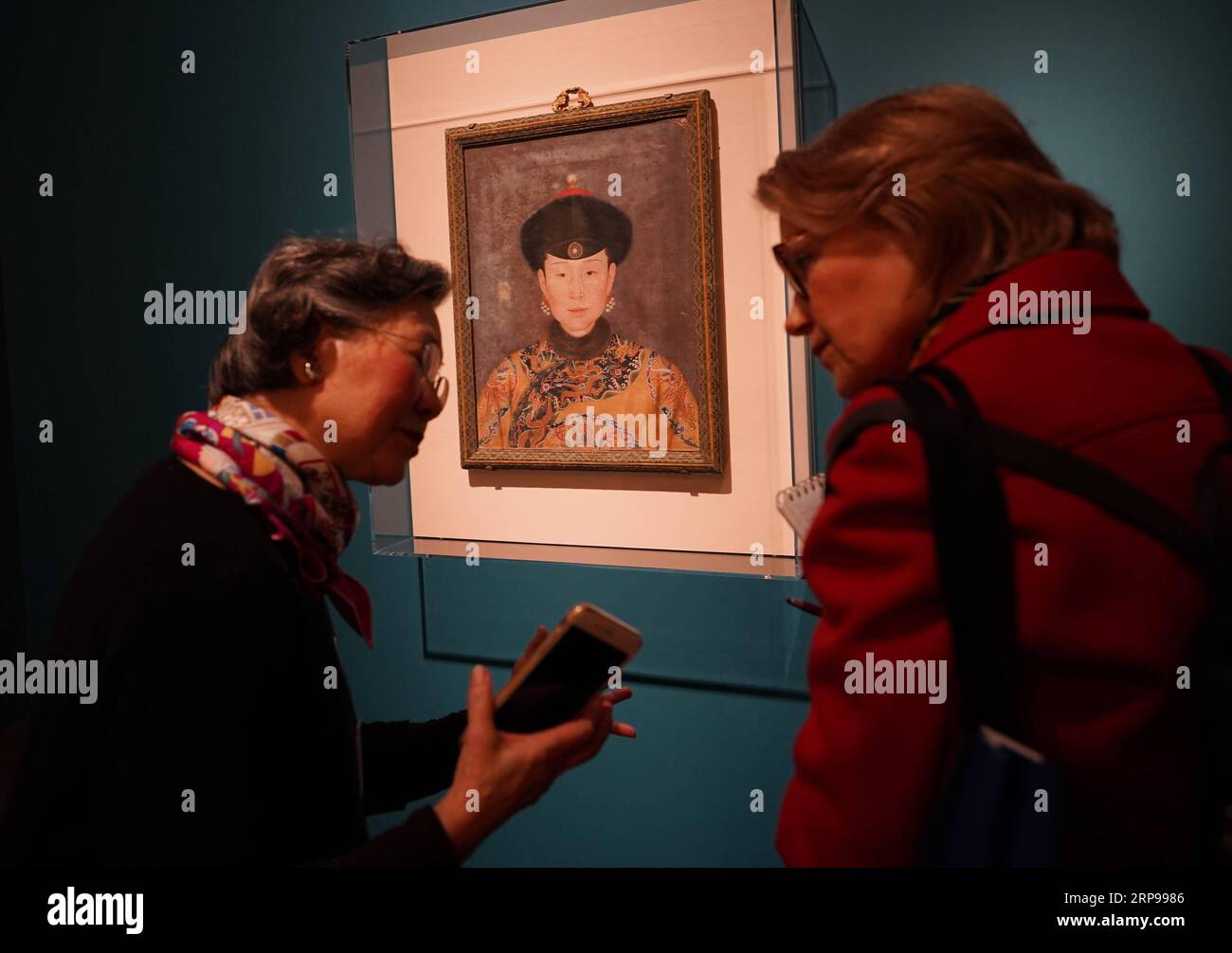 (190329) -- WASHINGTON D.C., 29 marzo 2019 (Xinhua) -- le persone visitano la mostra intitolata Empresses of China S Forbidden City, 1644-1912 durante un'anteprima dei media alla Smithsonian S Arthur M. Sackler Gallery a Washington, D.C., Stati Uniti, il 28 marzo 2019. La mostra inizierà il 30 marzo presso la galleria. (Xinhua/Liu Jie) U.S.-WASHINGTON D.C.-EXHIBITION-CHINA PUBLICATIONxNOTxINxCHN Foto Stock