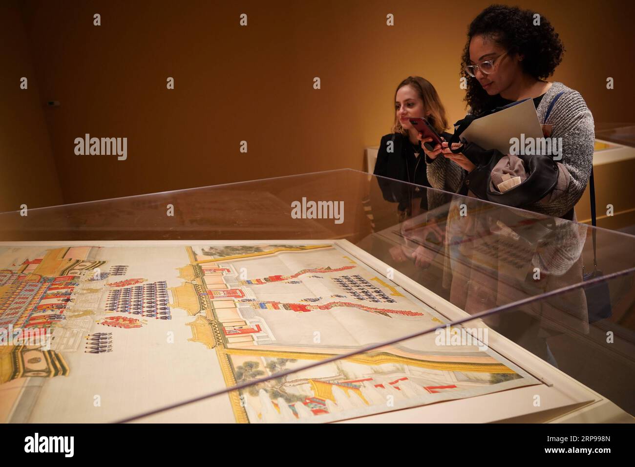 (190329) -- WASHINGTON D.C., 29 marzo 2019 (Xinhua) -- le persone visitano la mostra intitolata Empresses of China S Forbidden City, 1644-1912 durante un'anteprima dei media alla Smithsonian S Arthur M. Sackler Gallery a Washington, D.C., Stati Uniti, il 28 marzo 2019. La mostra inizierà il 30 marzo presso la galleria. (Xinhua/Liu Jie) U.S.-WASHINGTON D.C.-EXHIBITION-CHINA PUBLICATIONxNOTxINxCHN Foto Stock