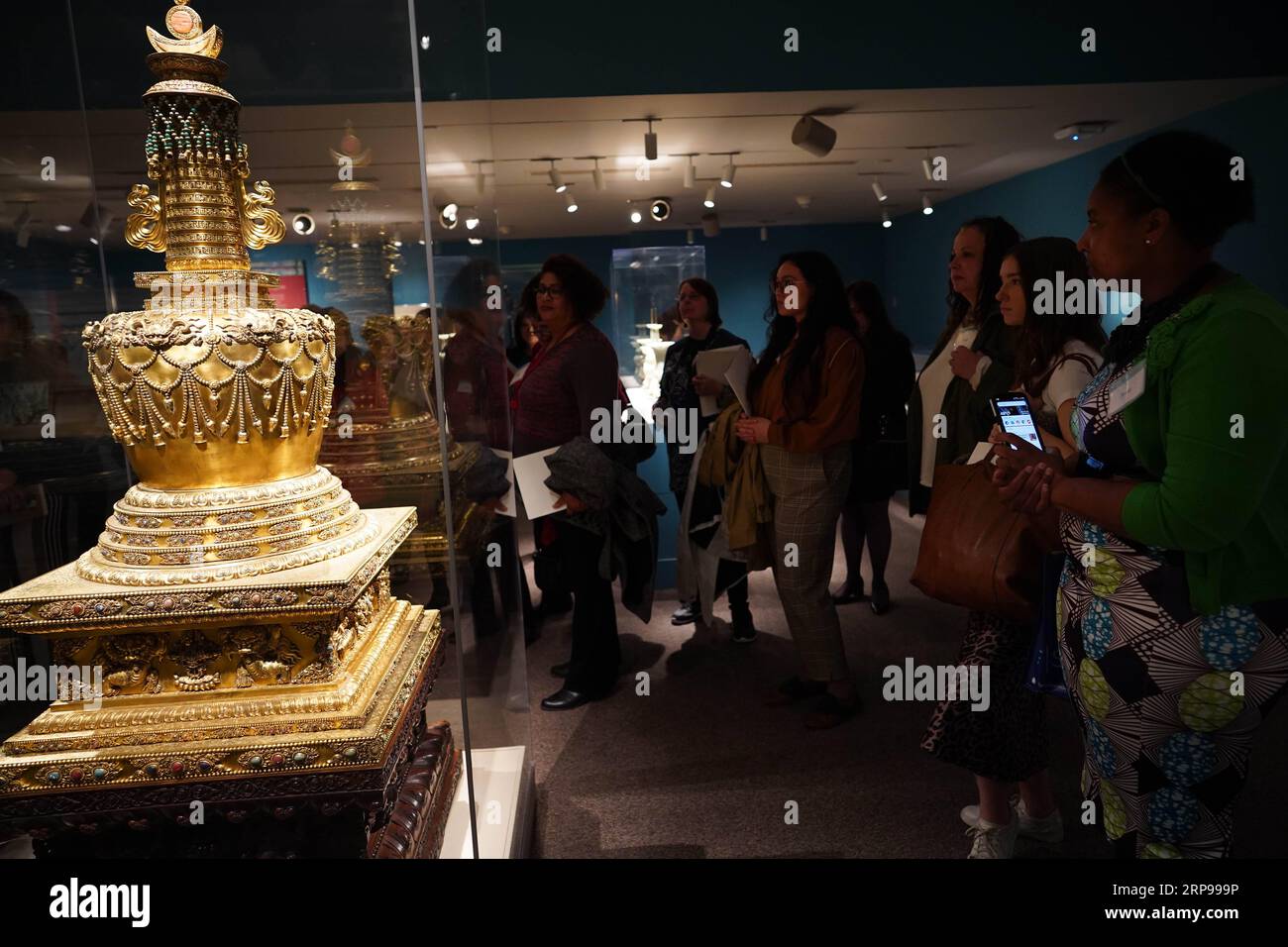 (190329) -- WASHINGTON D.C., 29 marzo 2019 (Xinhua) -- le persone visitano la mostra intitolata Empresses of China S Forbidden City, 1644-1912 durante un'anteprima dei media alla Smithsonian S Arthur M. Sackler Gallery a Washington, D.C., Stati Uniti, il 28 marzo 2019. La mostra inizierà il 30 marzo presso la galleria. (Xinhua/Liu Jie) U.S.-WASHINGTON D.C.-EXHIBITION-CHINA PUBLICATIONxNOTxINxCHN Foto Stock