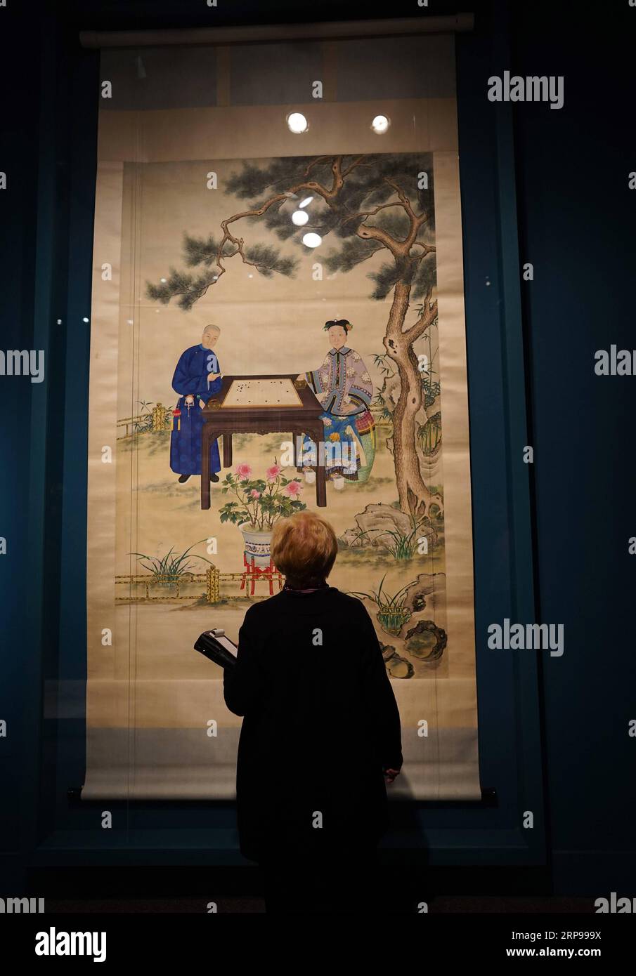 (190329) -- WASHINGTON D.C., 29 marzo 2019 (Xinhua) -- Un visitatore vede un dipinto tradizionale cinese alla mostra intitolata Empresses of China S Forbidden City, 1644-1912 durante un'anteprima mediatica alla Smithsonian S Arthur M. Sackler Gallery a Washington, D.C., Stati Uniti, il 28 marzo 2019. La mostra inizierà il 30 marzo presso la galleria. (Xinhua/Liu Jie) U.S.-WASHINGTON D.C.-EXHIBITION-CHINA PUBLICATIONxNOTxINxCHN Foto Stock