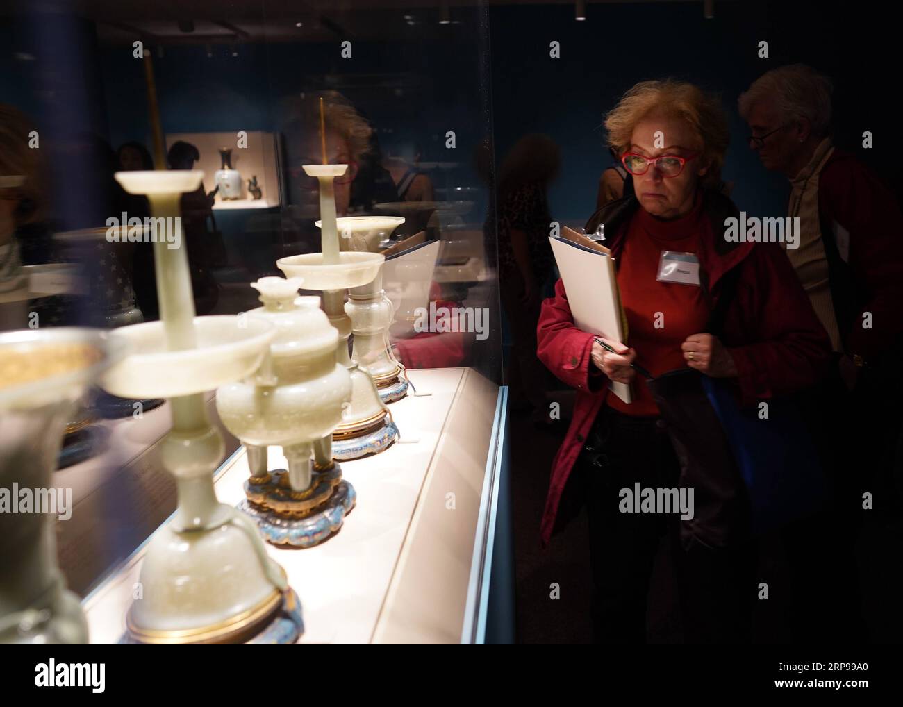 (190329) -- WASHINGTON D.C., 29 marzo 2019 (Xinhua) -- le persone visitano la mostra intitolata Empresses of China S Forbidden City, 1644-1912 durante un'anteprima dei media alla Smithsonian S Arthur M. Sackler Gallery a Washington, D.C., Stati Uniti, il 28 marzo 2019. La mostra inizierà il 30 marzo presso la galleria. (Xinhua/Liu Jie) U.S.-WASHINGTON D.C.-EXHIBITION-CHINA PUBLICATIONxNOTxINxCHN Foto Stock