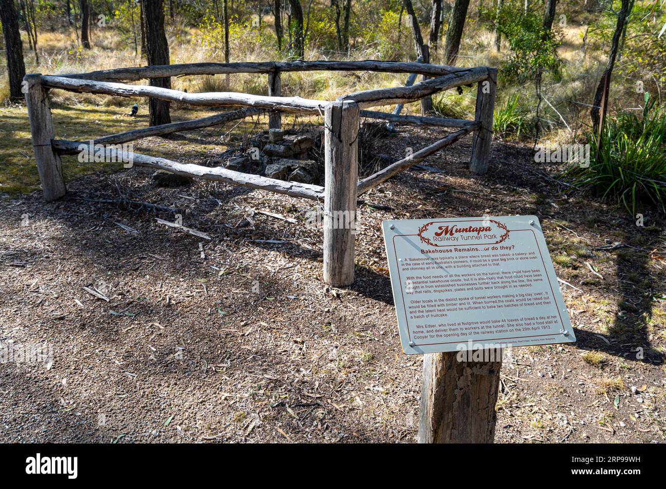 Resti della caserma del campo dei lavoratori presso il Muntapa Railway Tunnel, patrimonio dell'umanità, Highgrove, Toowoomba Region, Queensland Foto Stock