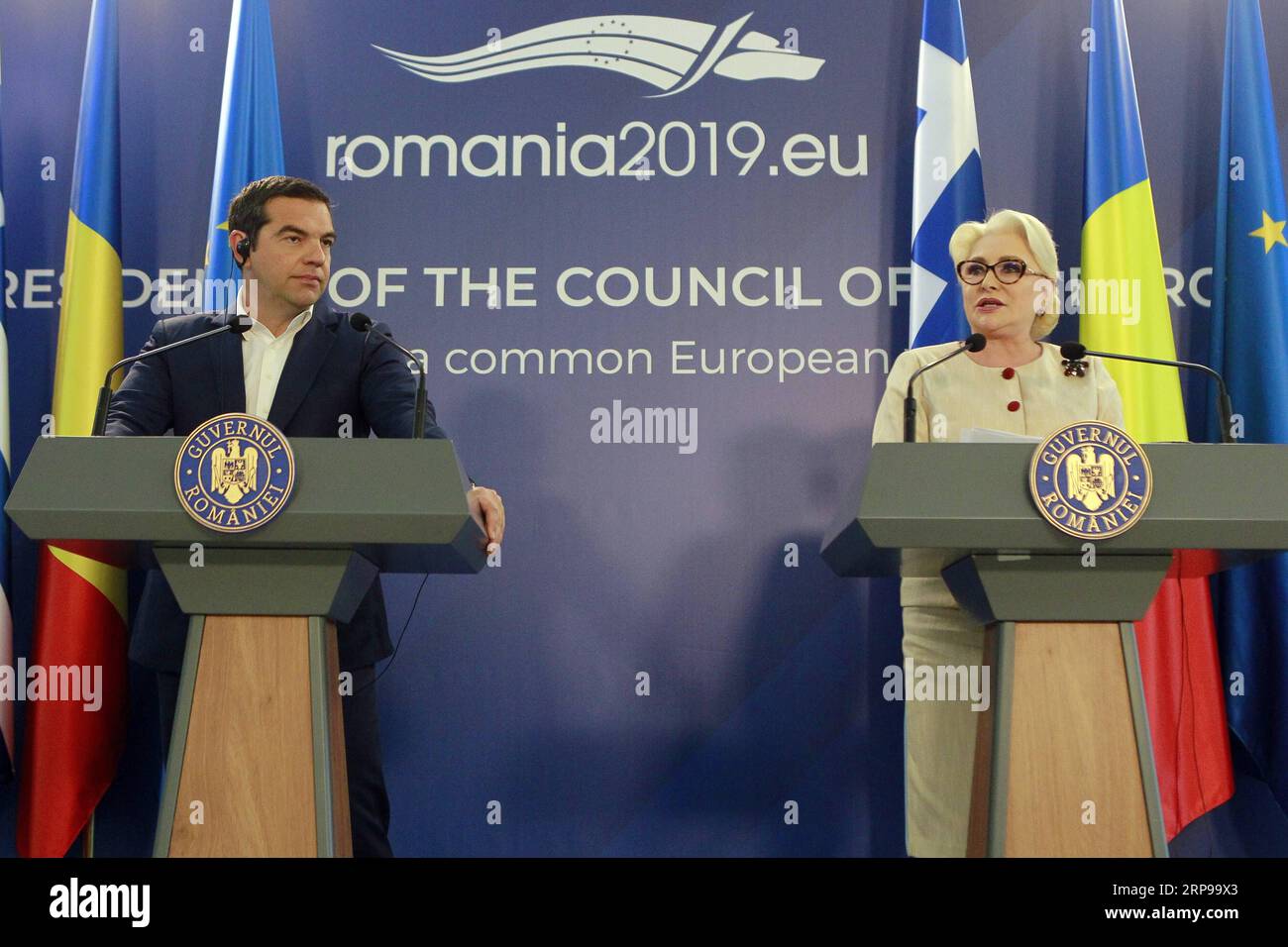 (190330) - BUCAREST, 30 marzo 2019 - il primo ministro greco Alexis Tsipras (L) e il primo ministro rumeno Viorica Dancila partecipano a una conferenza stampa a Bucarest, in Romania, il 29 marzo 2019. I governi di Romania e Grecia hanno concordato venerdì un piano d'azione che riflette le priorità dell'agenda bilaterale che stabilisce una chiara strategia di cooperazione a lungo termine tra i due paesi in tutti i settori, ha affermato il primo ministro rumeno Viorica Dancila. Cristian Cristel) ROMANIA-BUCAREST-GRECIA-STRATEGIA DI COOPERAZIONE ChenxJinx&xLinxHuifen PUBLICATIONxNOTxINxCHN Foto Stock