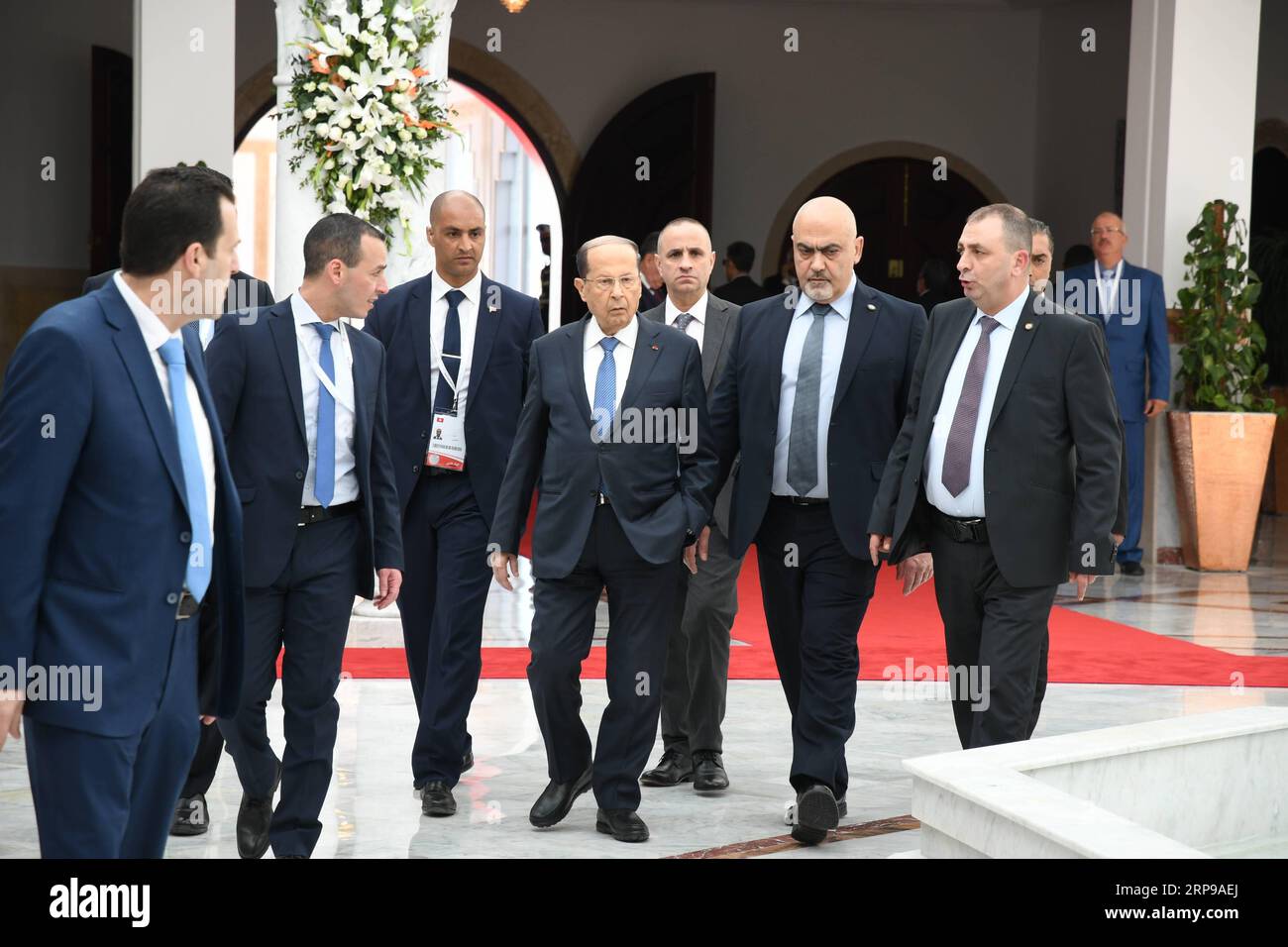 (190330) -- TUNISI, 30 marzo 2019 () -- il presidente libanese Michel Aoun (C) arriva a Tunisi, in Tunisia, il 30 marzo 2019, per partecipare al vertice della Lega araba (AL). Il 30° vertice AL si terrà a Tunisi il 31 marzo. () VERTICE TUNISIA-TUNISI-LIBANO-PRESIDENTE-AL XINHUA PUBLICATIONXNOTXINXCHN Foto Stock