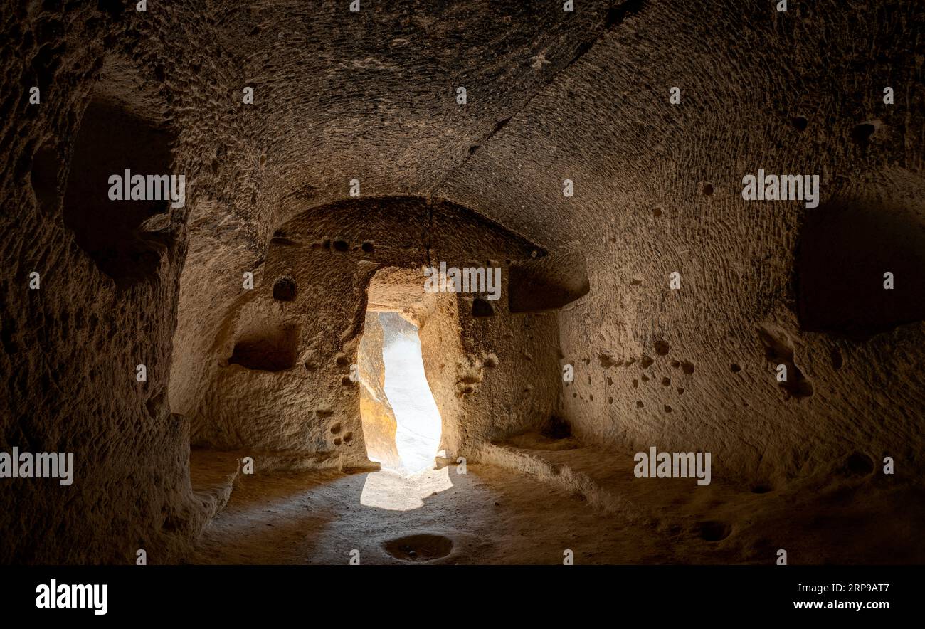 Città sotterranea nella Valle dei Monaci di Pasabag (alias Fairy Chimneys), Göreme, Cappadocia, Turchia Foto Stock